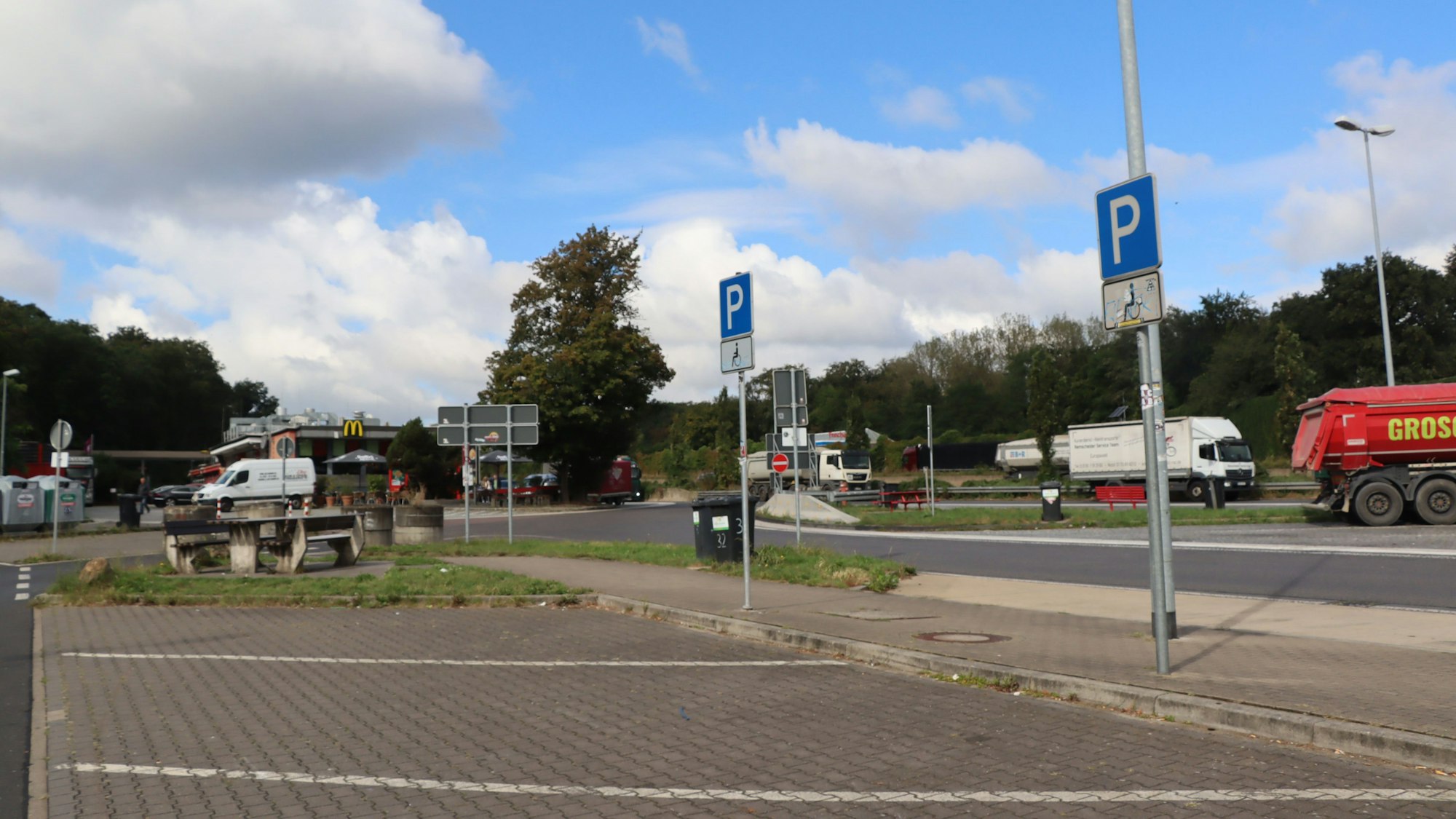 Die Parkplätze für Menschen mit Behinderung sind schon ein ganz schönes Stück von der Gastronomie und dem Shop auf dem Rastplatz entfernt.