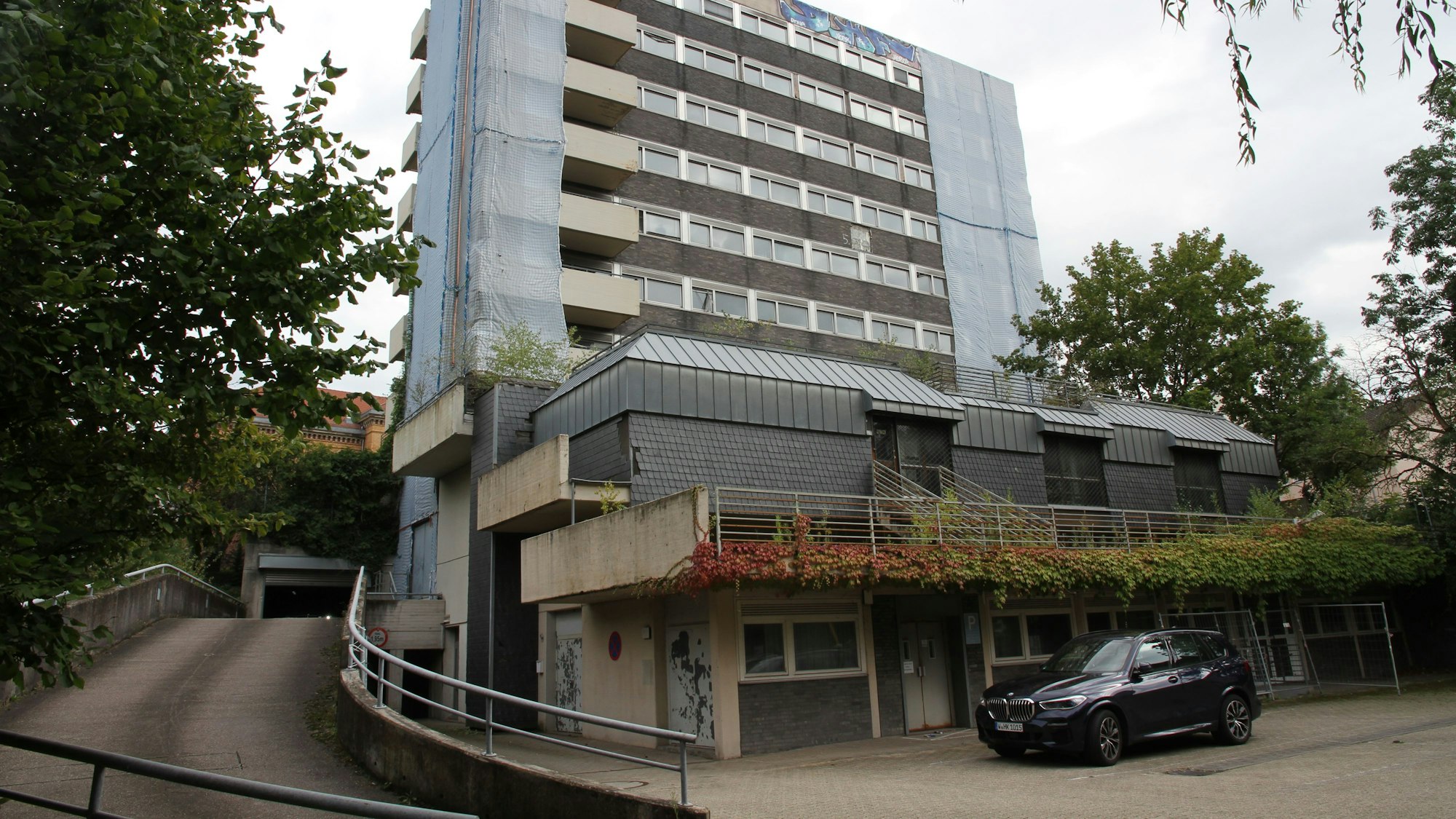 Ein Hochhaus mit Einfahrt in eine Tiefgarage