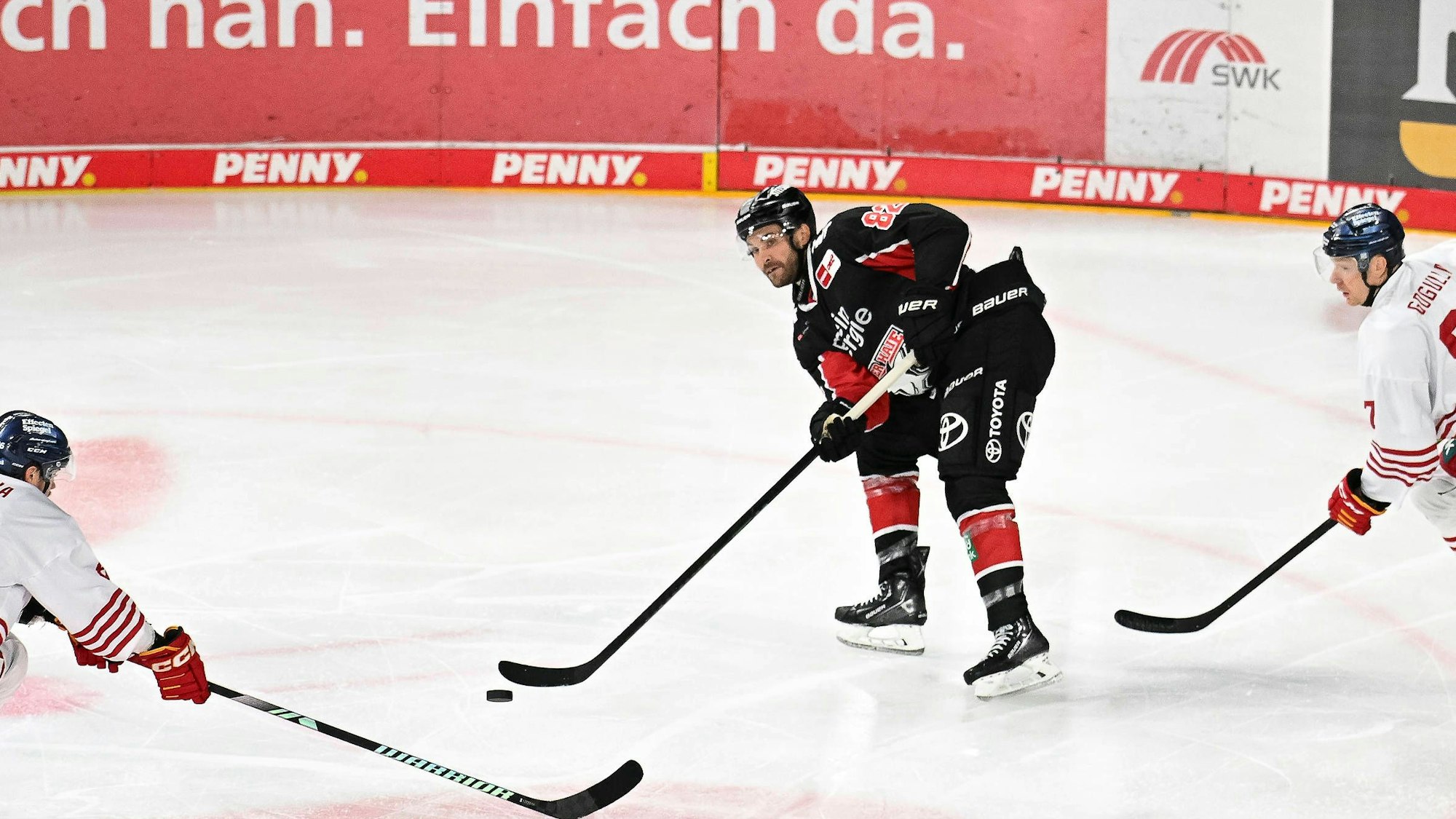 Alexandre Grenier (Mitte) gelangen gegen Iserlohn zwei Treffer.