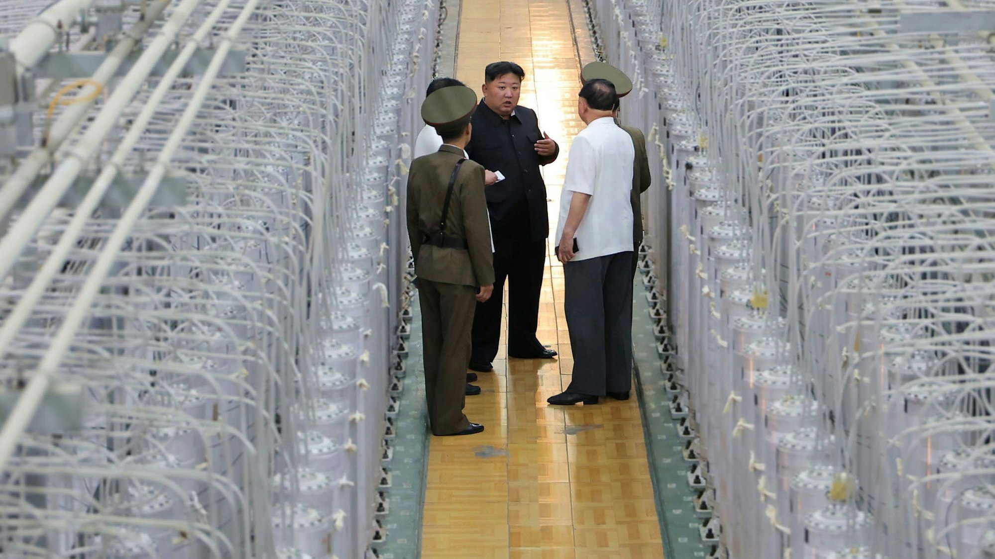 Die von der staatlichen nordkoreanischen Nachrichtenagentur KCNA zur Verfügung gestellte undatierte Aufnahme zeigt nach Angaben von KCNA Kim Jong Un, Machthaber von Nordkorea, bei der Inspektion einer Urananreicherungsanlage.