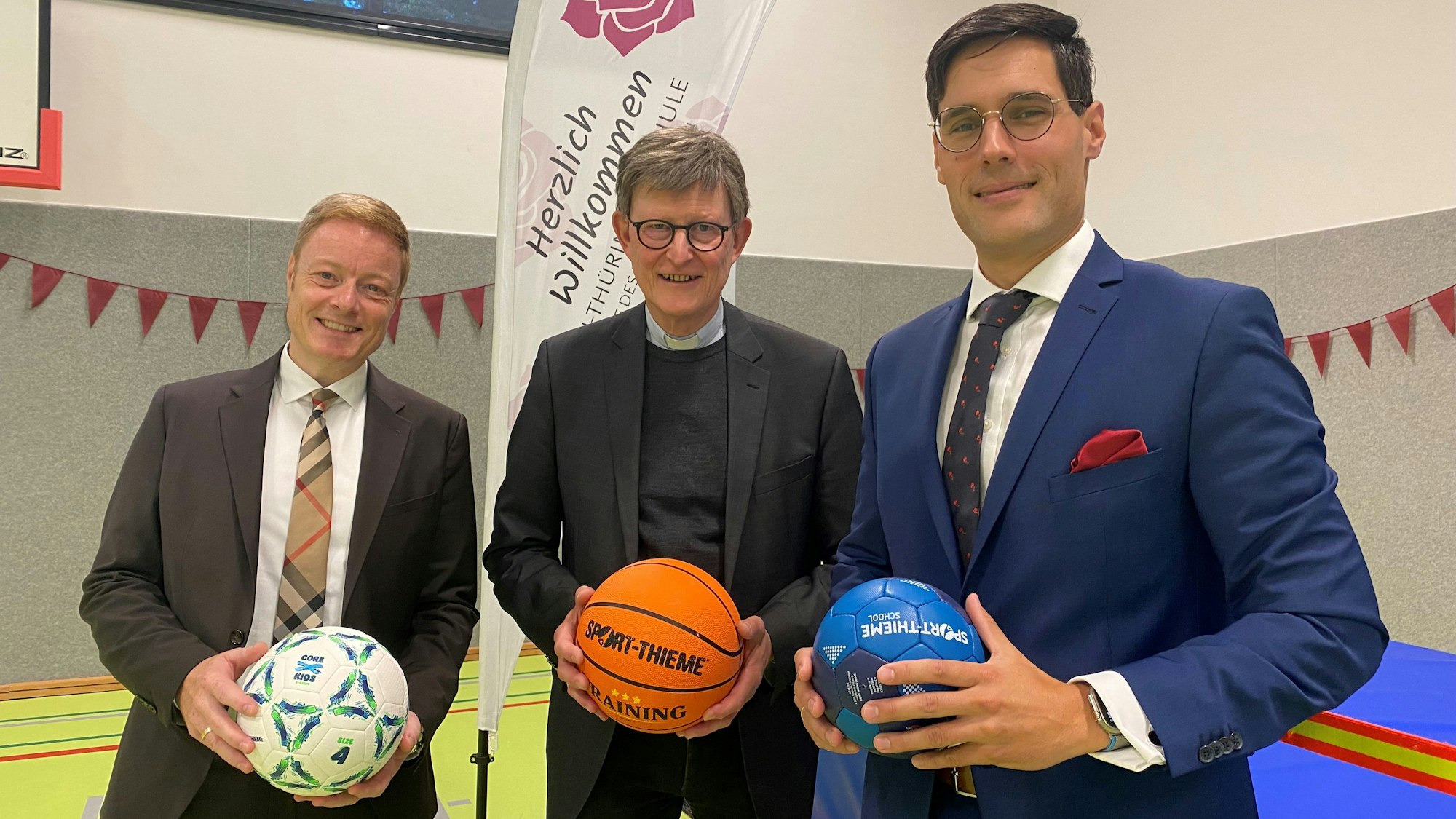 Zu sehen sind Thomas Pitsch, Erzbischof Rainer Maria Kardinal Woelki und Schulleiter Matthias Holzammer.
