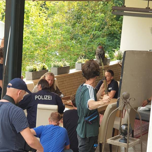 Das Team bei den Dreharbeiten auf der Terrasse des Café Hafenschlösschen.