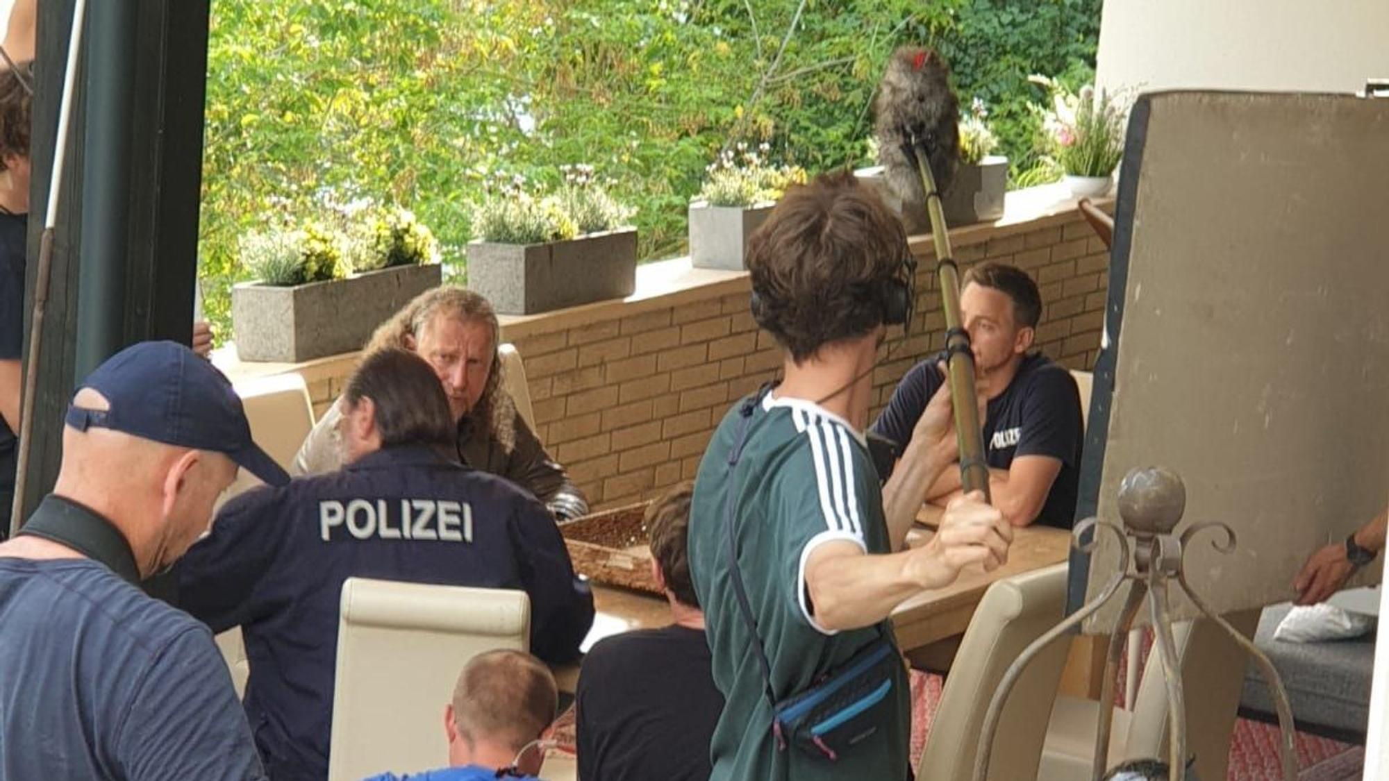 Das Team bei den Dreharbeiten auf der Terrasse des Café Hafenschlösschen.