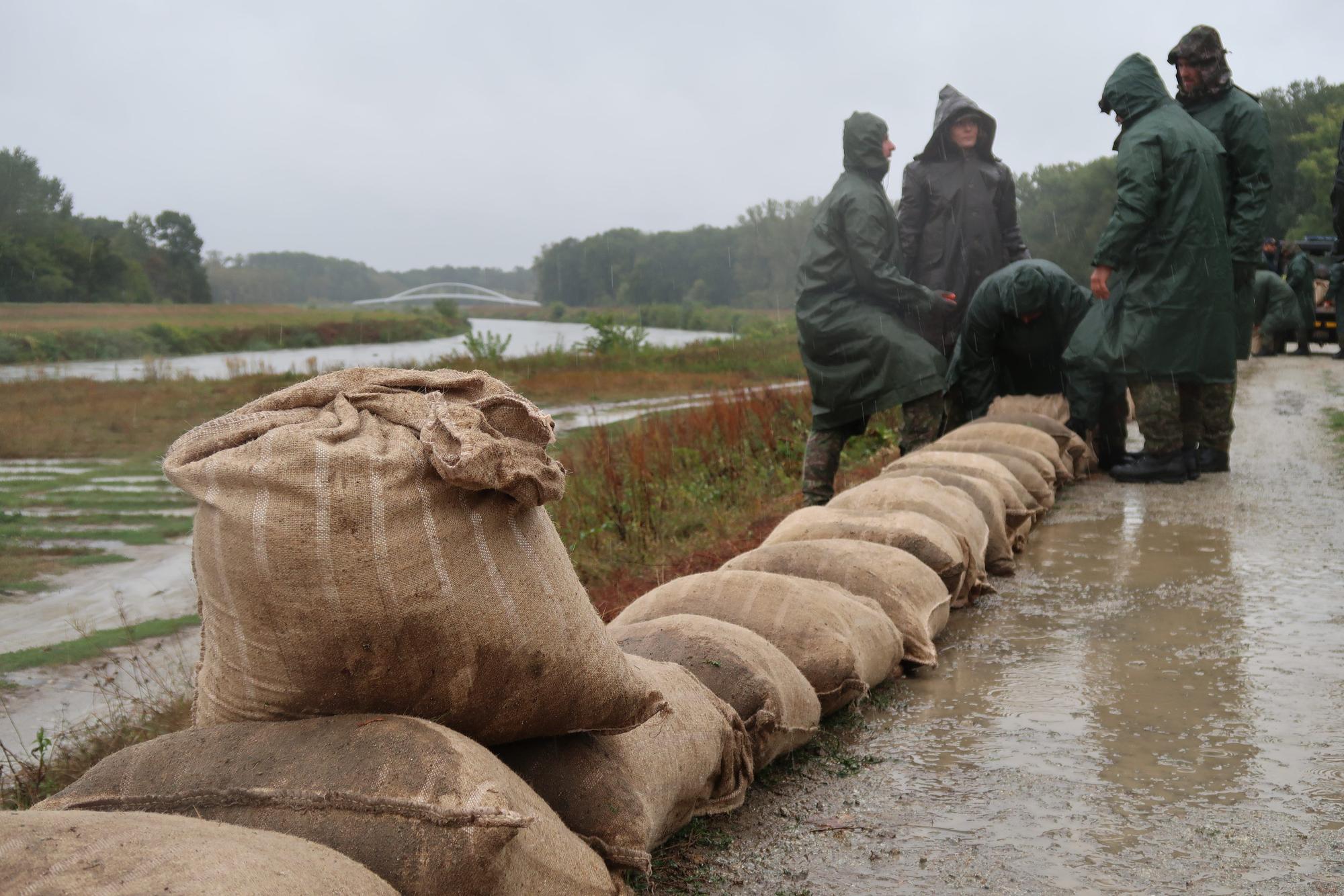Die Soldaten helfen bei der vorbeugenden Verstärkung des Damms des Flusses Morava in der Nähe des Dorfes Kopèany im Bezirk Skalica.