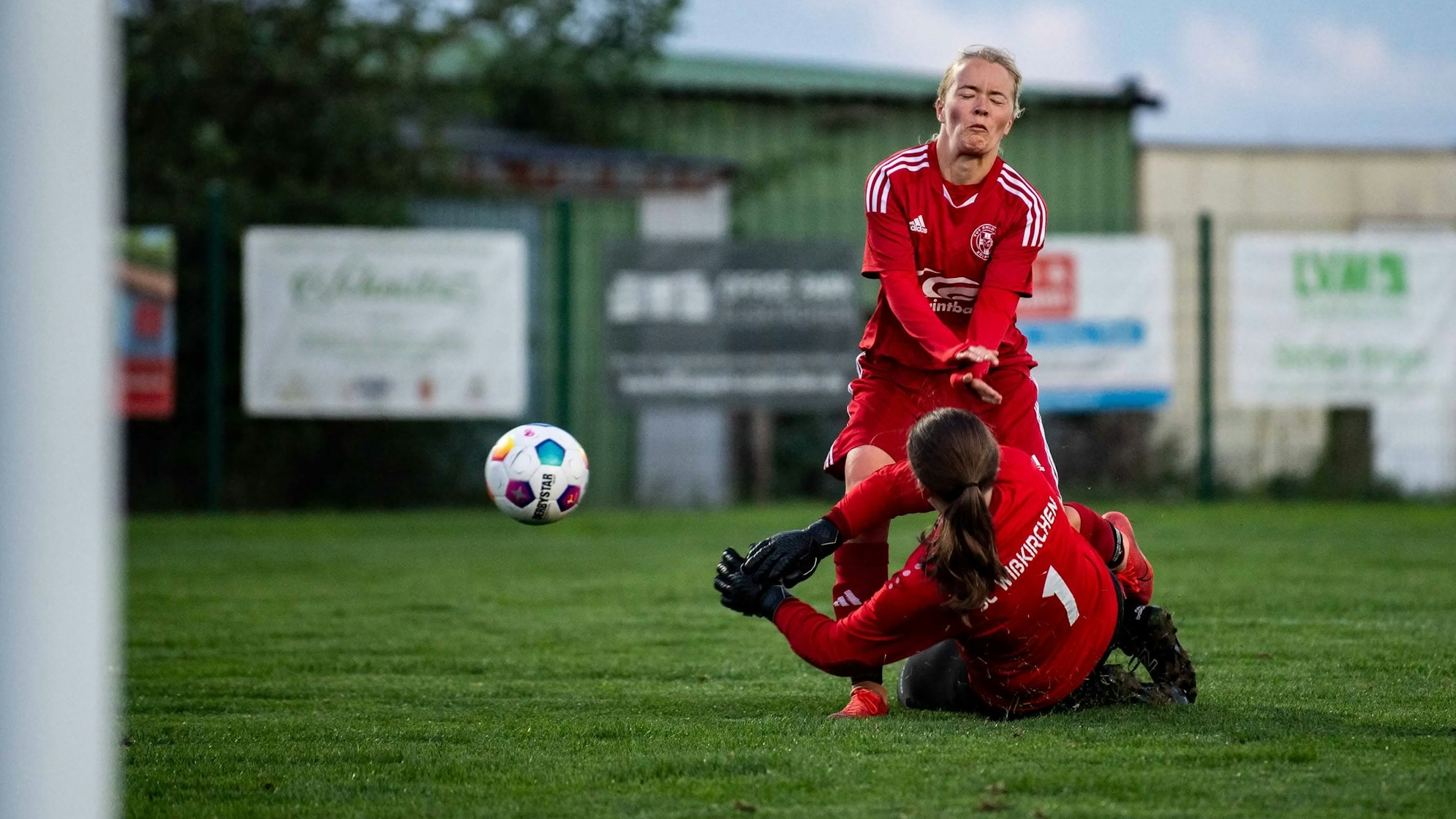 Wißkirchens Torhüterin Julia Brock ist am Boden und trifft die Zülpicher Spielerin Sarah Krämer. Einen Elfmeter gibt es in dieser Szene aber nicht.