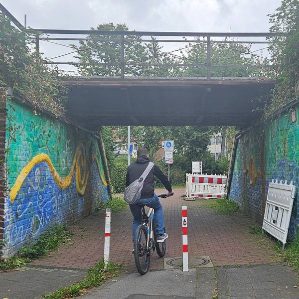 Ein Radfahrer fährt über die Zeissstraße ins Bergheimer Zentrum.