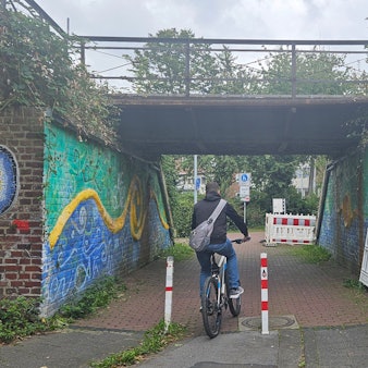 Ein Radfahrer fährt über die Zeissstraße ins Bergheimer Zentrum.