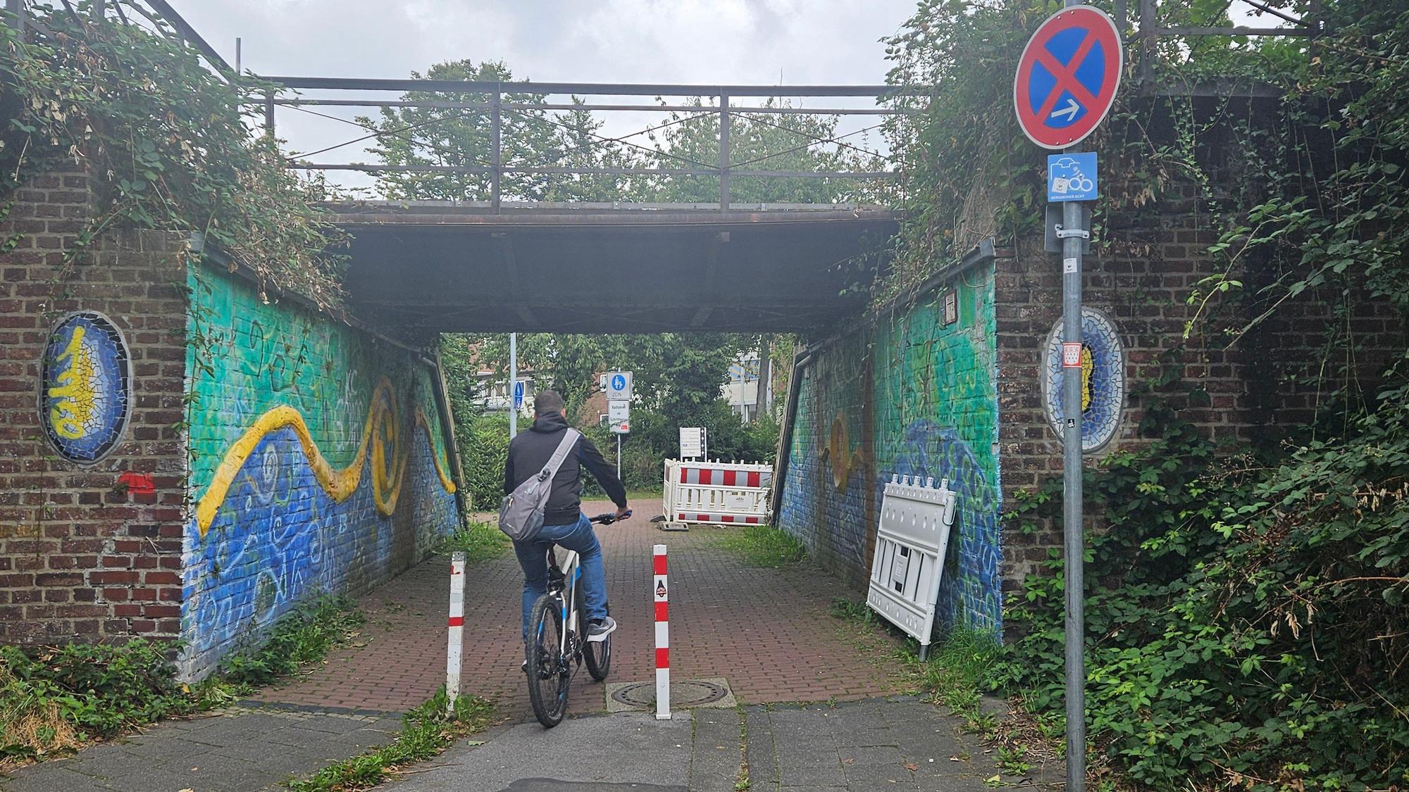 Ein Radfahrer fährt über die Zeissstraße ins Bergheimer Zentrum.