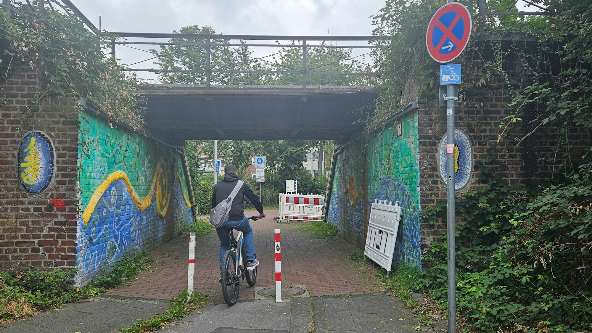 Ein Radfahrer fährt über die Zeissstraße ins Bergheimer Zentrum.