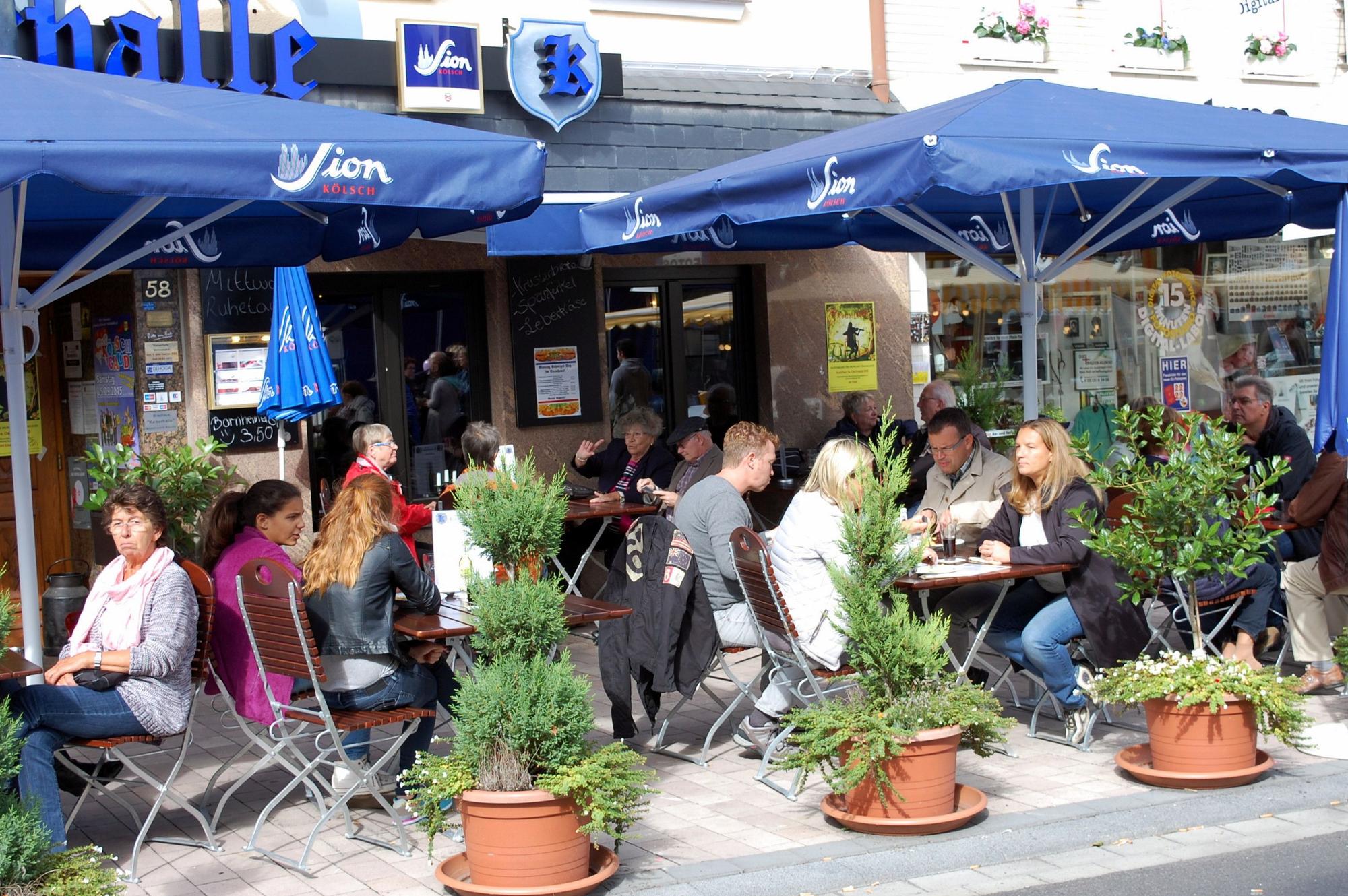 13. September 2023. Bornheim. Ein Bild aus besseren Zeiten. Seit Ende Juli ist das Brauhaus Kaiserhalle an der Königstraße geschlossen. Foto: Frank Engel-Strebel