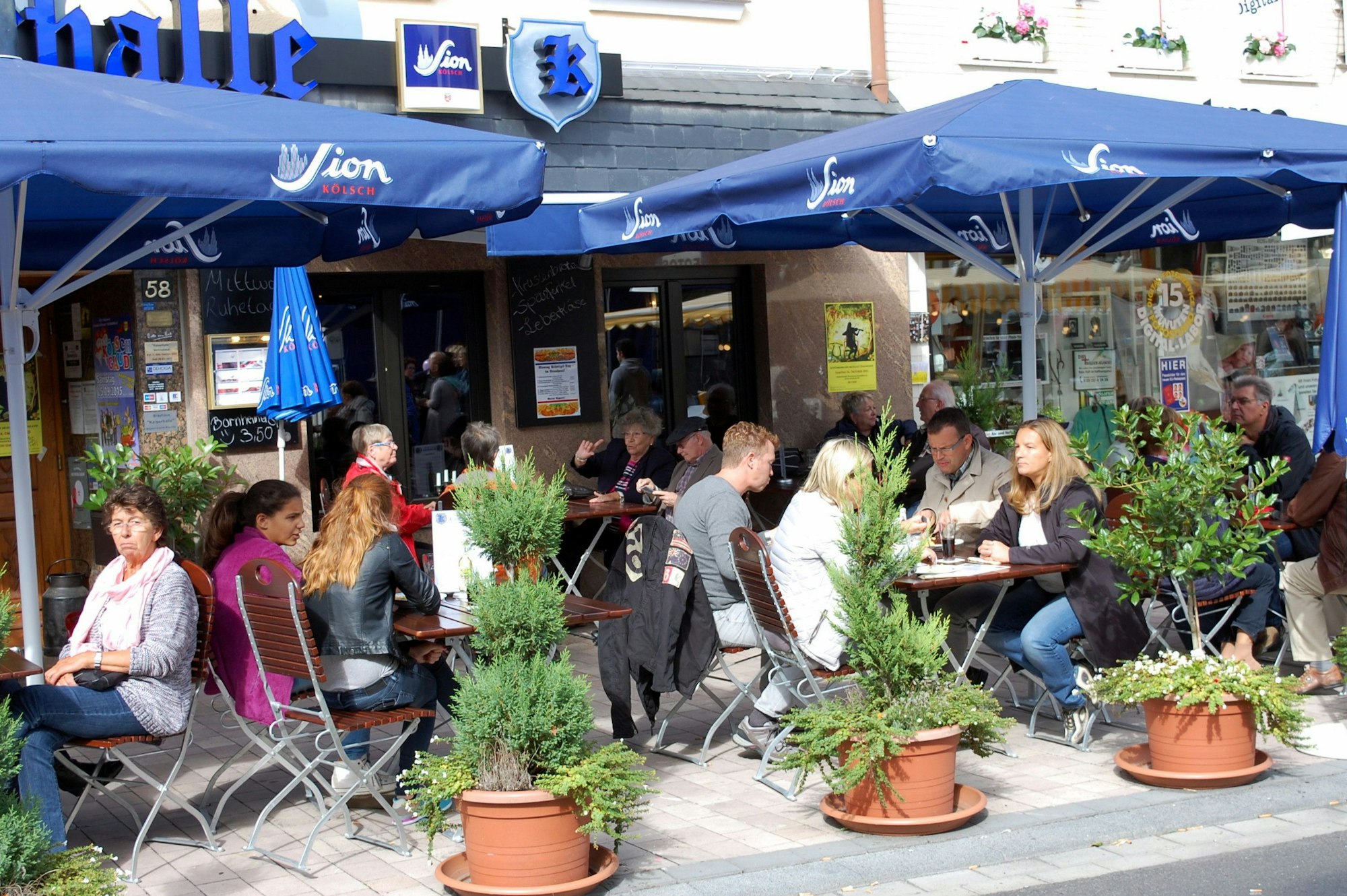 13. September 2023. Bornheim. Ein Bild aus besseren Zeiten. Seit Ende Juli ist das Brauhaus Kaiserhalle an der Königstraße geschlossen. Foto: Frank Engel-Strebel