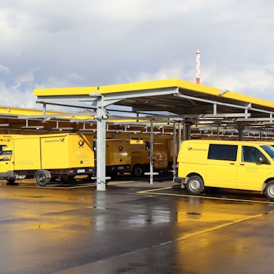 Die Postfahrzeuge stehen aufgereiht vor dem neuen Zustellstützpunkt in Euskirchen.