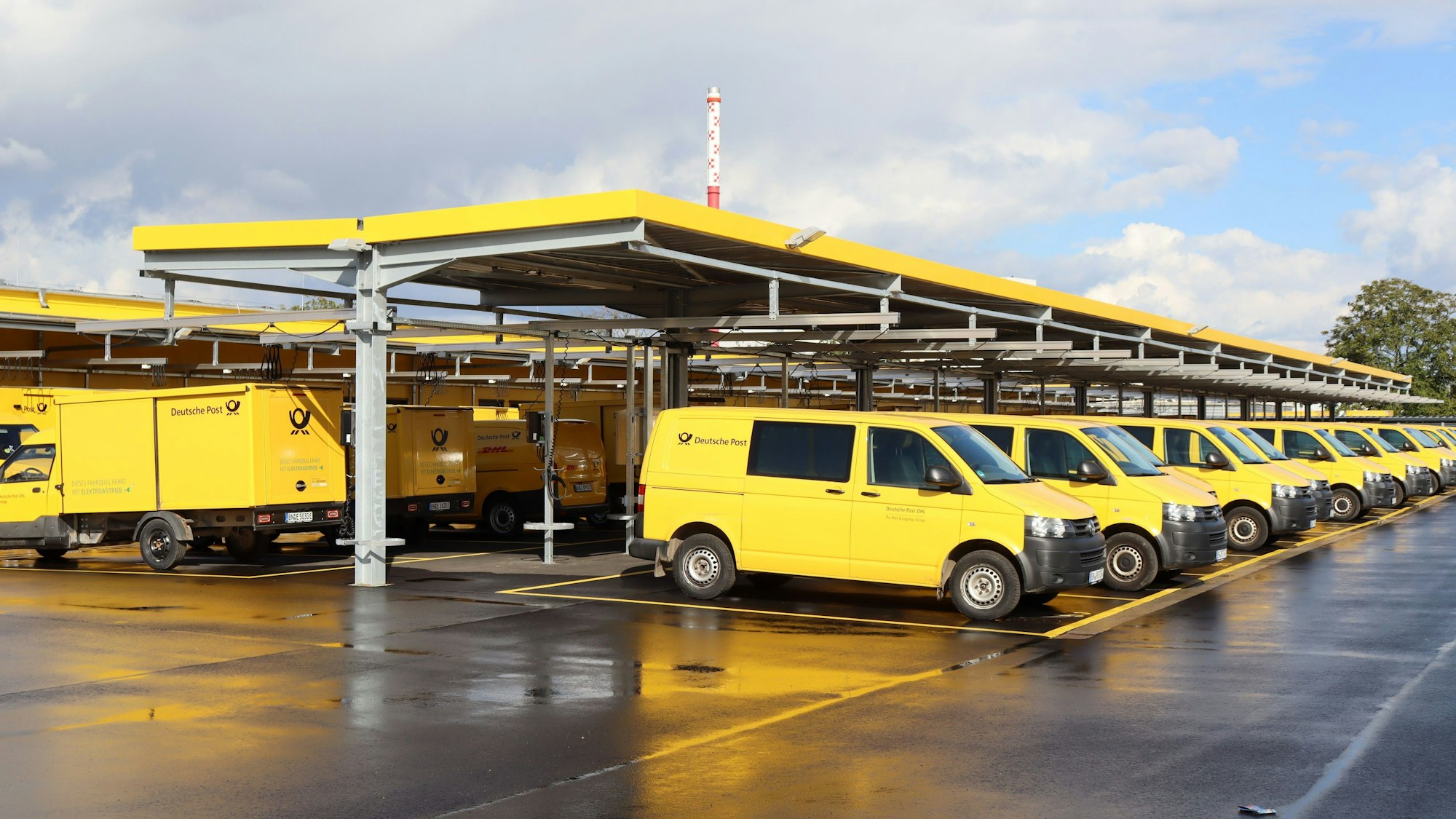 Die Postfahrzeuge stehen aufgereiht vor dem neuen Zustellstützpunkt in Euskirchen.