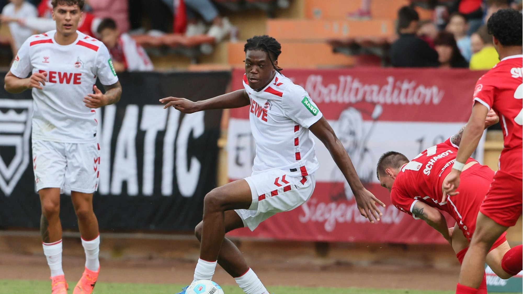 Testspiel im Leimbachstadion in Siegen, Sportfreunde Siegen (Oberliga Wetsfalen) vs. 1. FC Köln, Elias bakatukanda (1. FC Köln), 05.07.2024, Bild: Herbert Bucco
