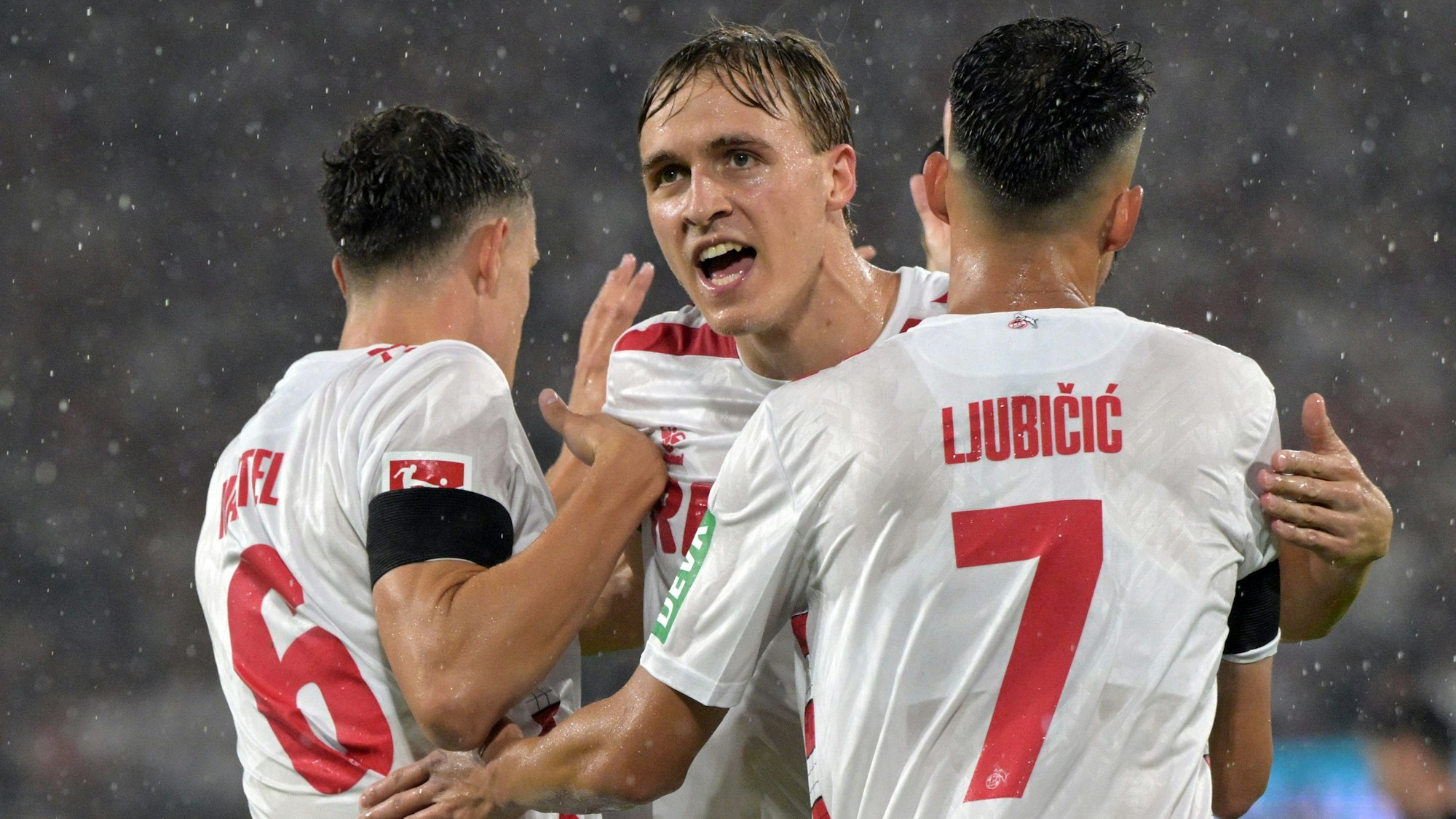 24.08.2024, Nordrhein-Westfalen, Köln: Fußball: 2. Bundesliga, 1. FC Köln - Eintracht Braunschweig, 3. Spieltag, im RheinEnergieStadion, Kölns Eric Martel (l-r), Timo Hübers und Dejan Ljubicic bejubeln das Tor zum 3:0.