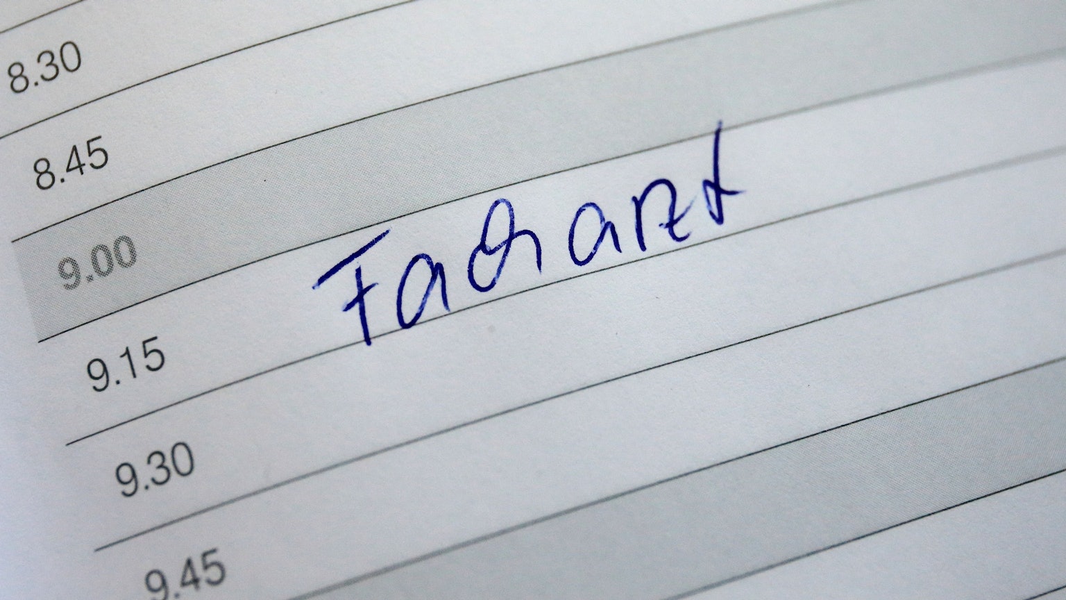 Facharzt wurde in einen Terminkalender geschrieben.