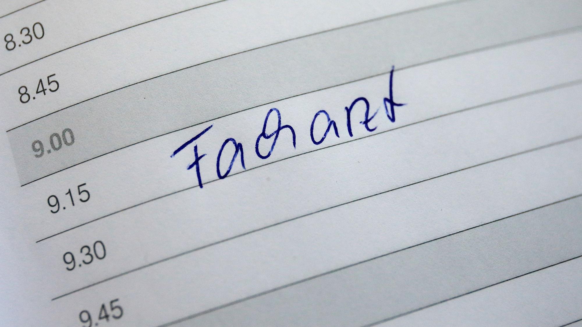 Facharzt wurde in einen Terminkalender geschrieben.