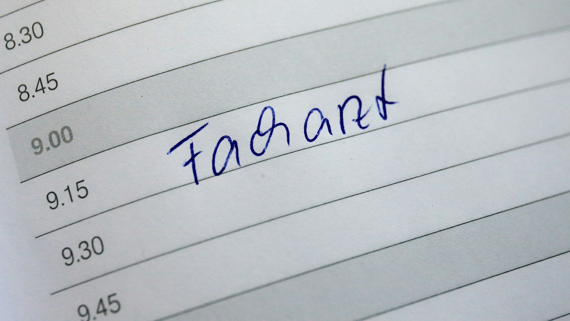 Facharzt wurde in einen Terminkalender geschrieben.