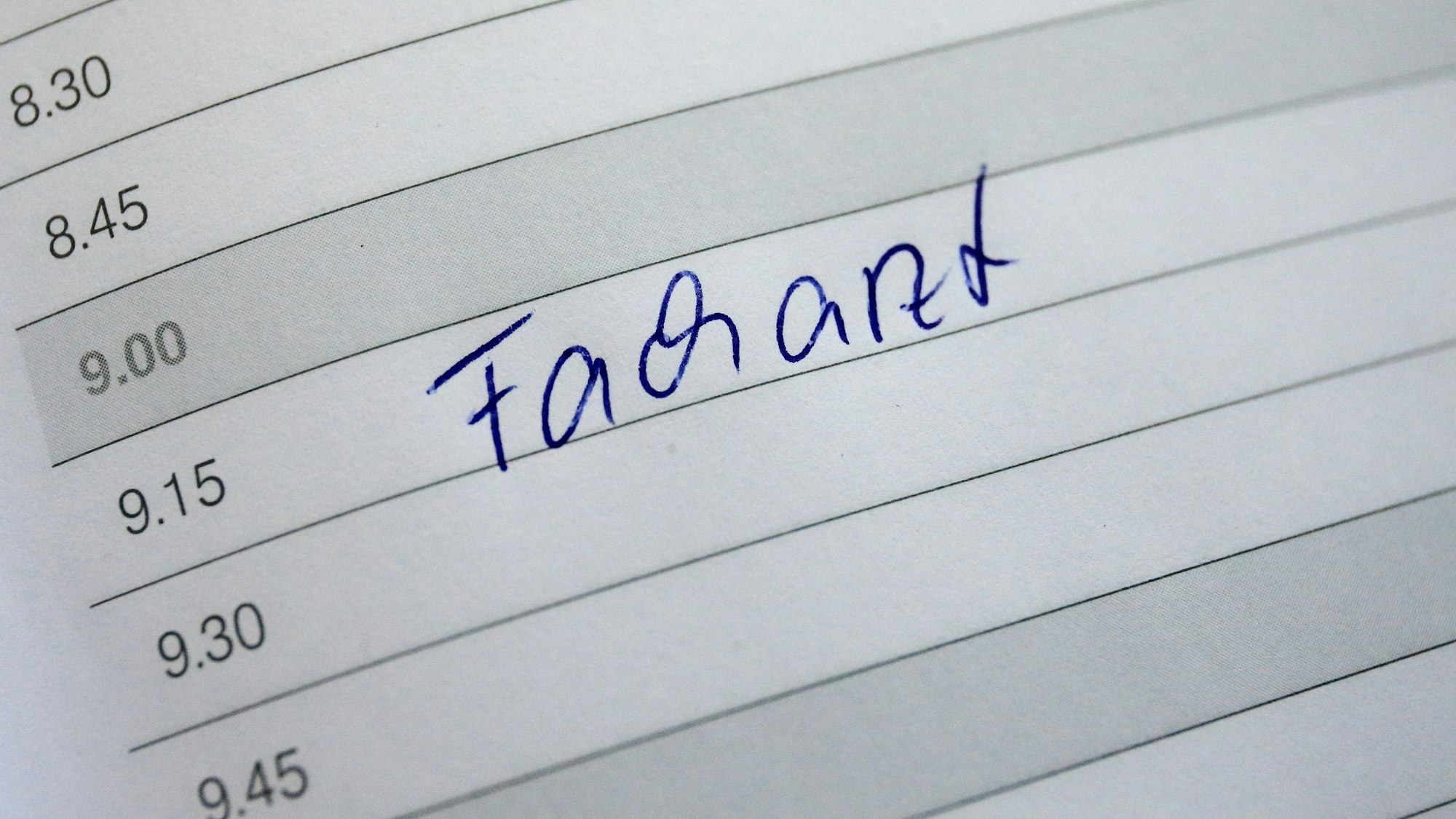 Facharzt wurde in einen Terminkalender geschrieben.