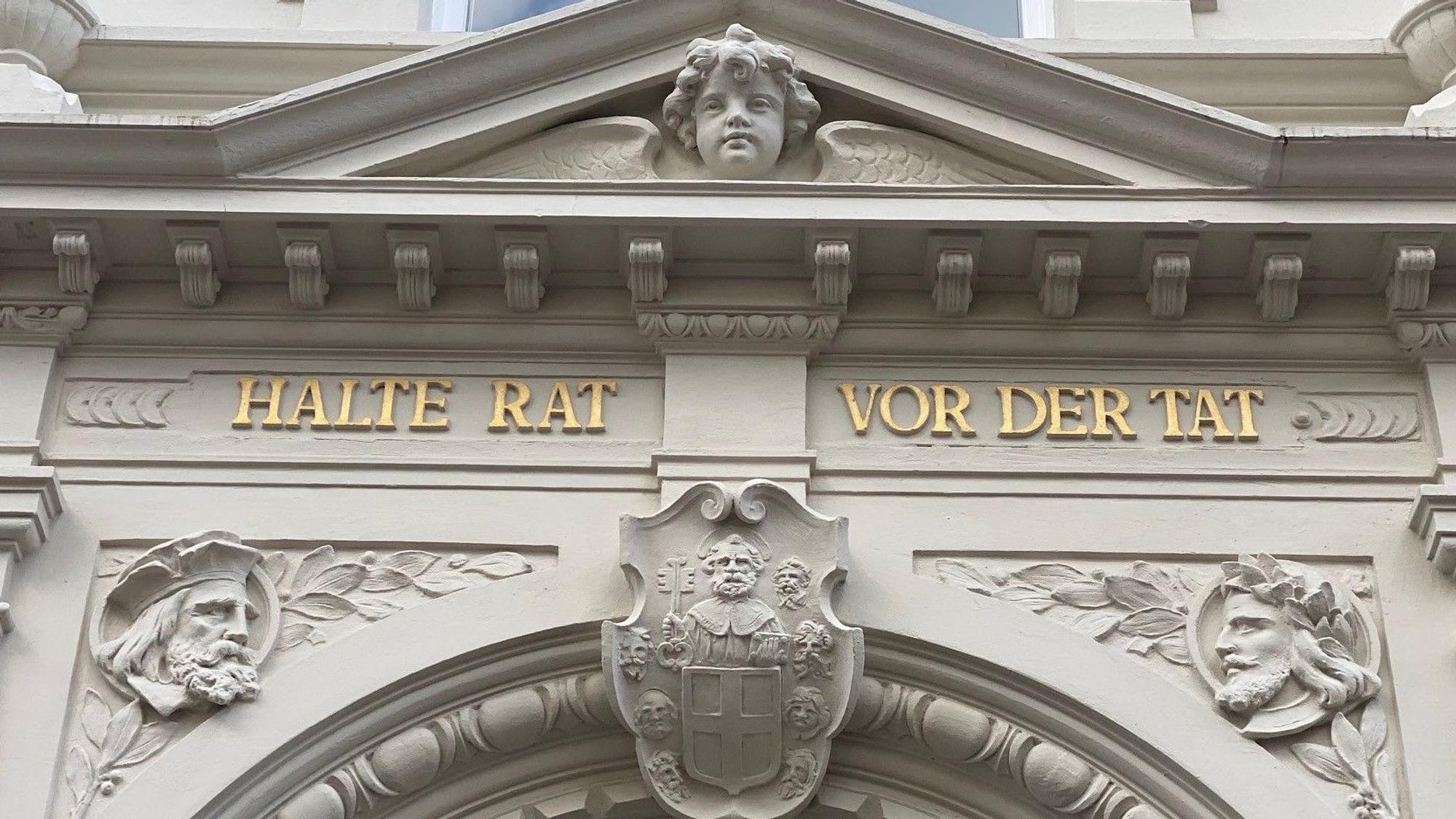 Zu sehen ist das Portal des Rathauses in Brühl.