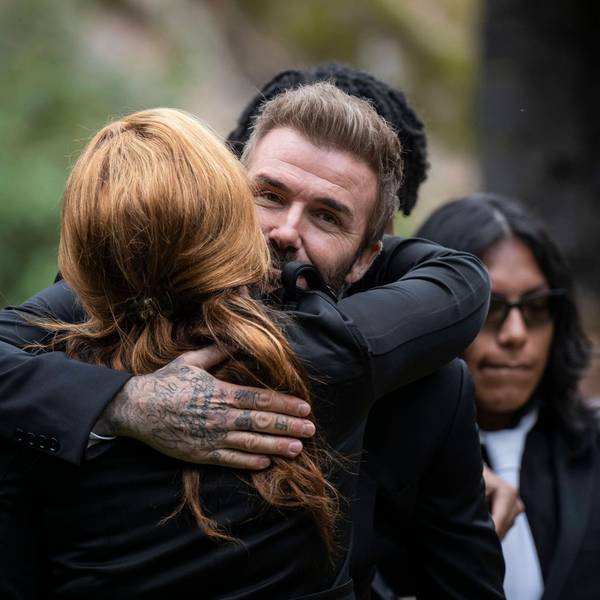 David Beckham umarmt Yaniseth Alcides, die hinterlassene Partnerin von Sven-Göran Eriksson.