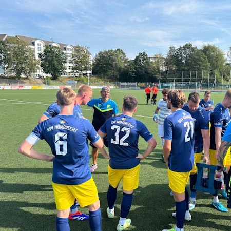 Die Mannschaft des SSV Nümbrecht bei einer Trinkpause.