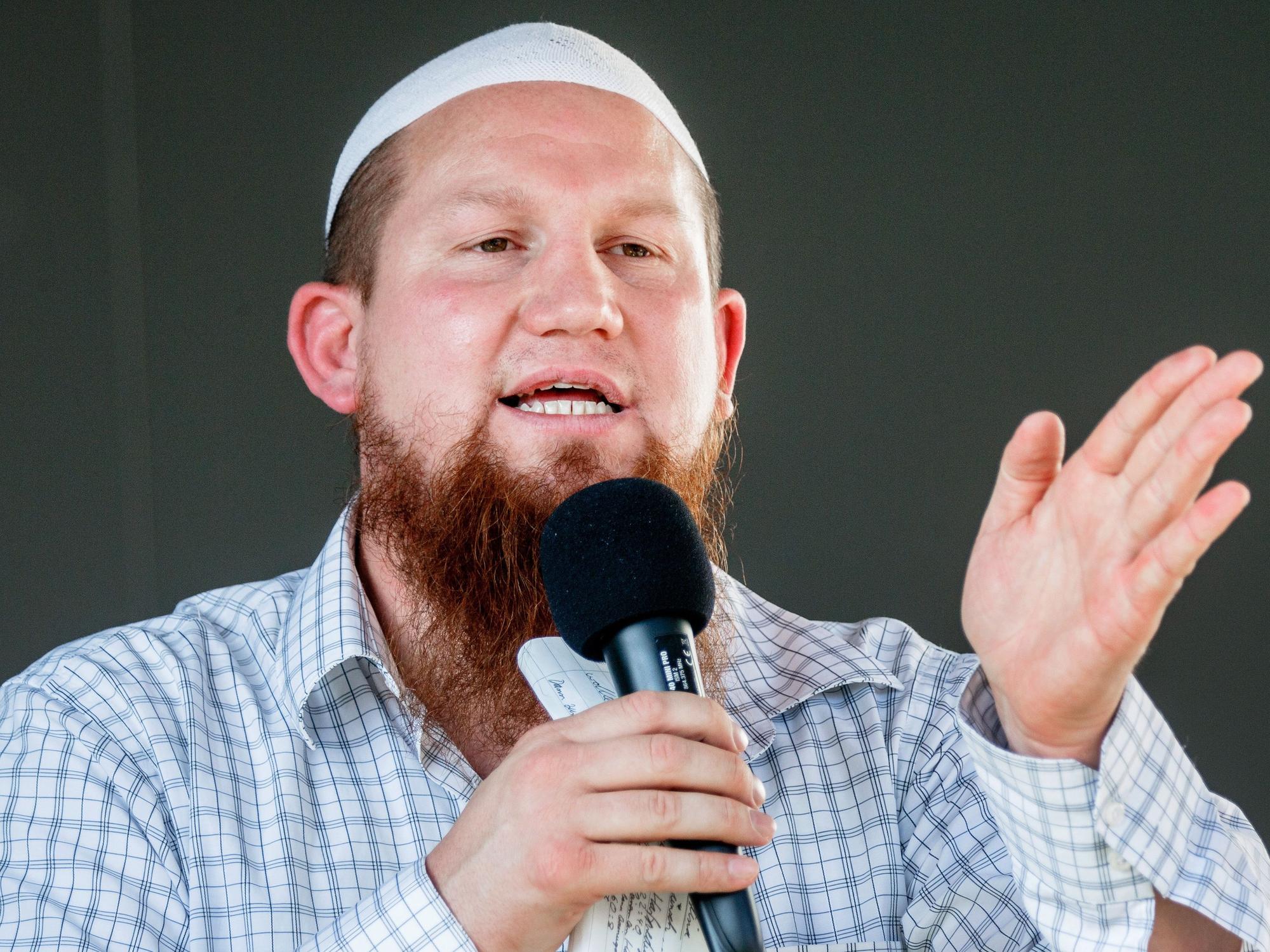 Der salafistische Prediger Pierre Vogel sorgte 2024 für Schlagzeilen. Er hat laut Informationen des NRW-Innenministeriums in Bergheim Kindern und Jugendlichen Boxunterricht gegeben. Das Foto zeigt ihn 2014 auf einer Kundgebung in Hamburg.
