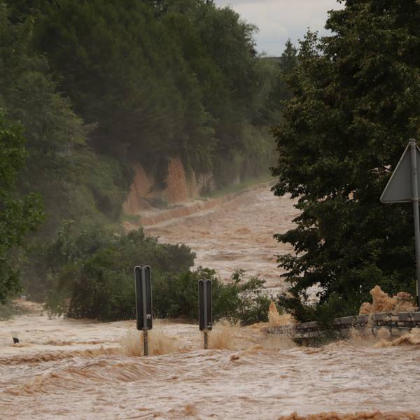 Die Bundesstraße bei Liblar hat sich in einen reißenden Strom verwandelt. Das Bild stammt aus dem Juli 2021.