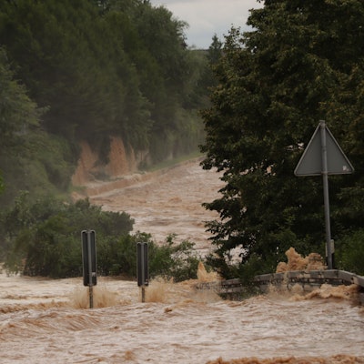 Die Bundesstraße bei Liblar hat sich in einen reißenden Strom verwandelt. Das Bild stammt aus dem Juli 2021.