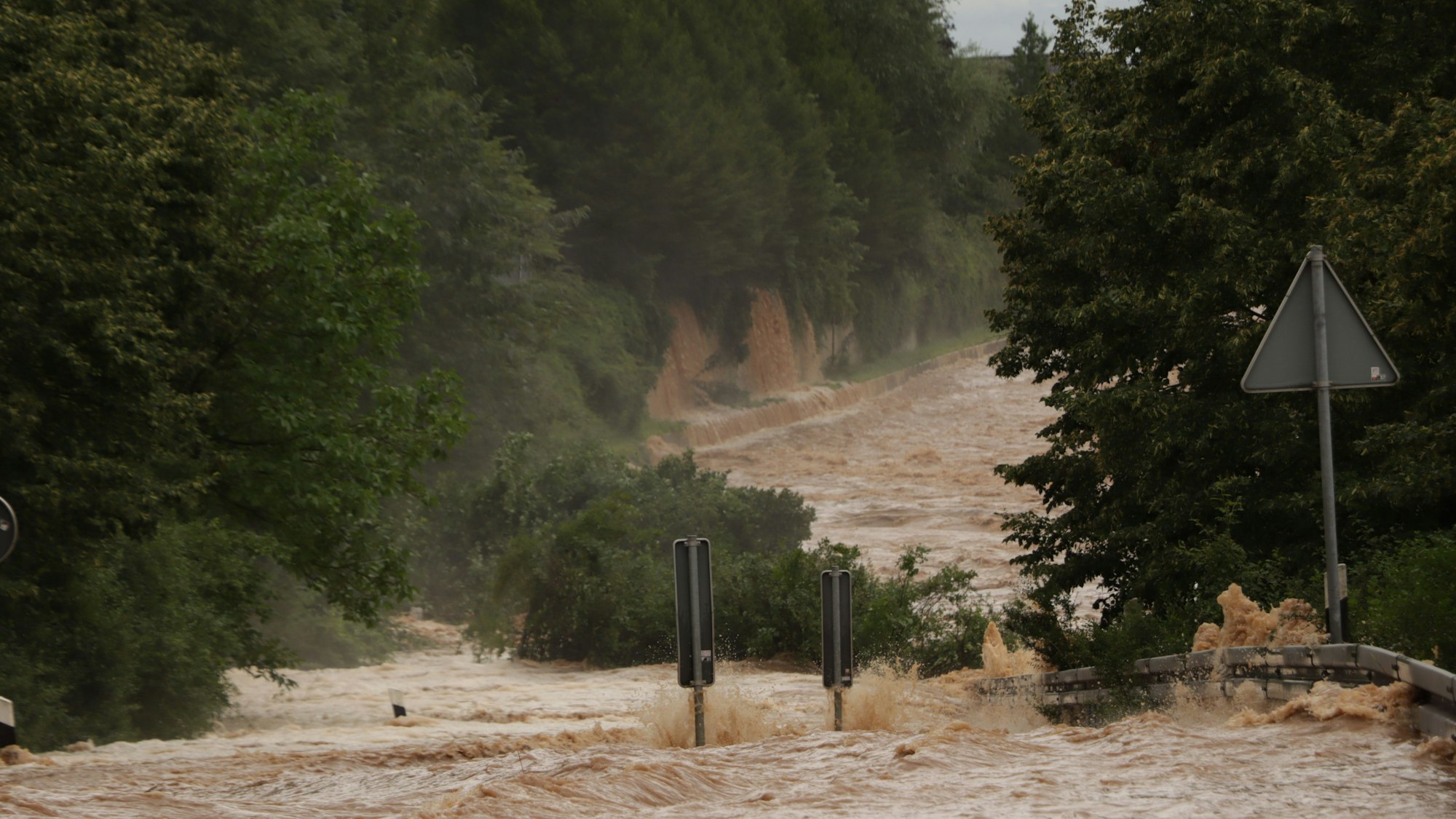 Die Bundesstraße bei Liblar hat sich in einen reißenden Strom verwandelt. Das Bild stammt aus dem Juli 2021.