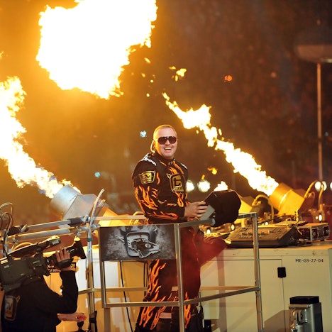 Stefan Raab steht bei der TV Total Stock-Car Crash Challenge auf einem Truck in der Veltins Arena.