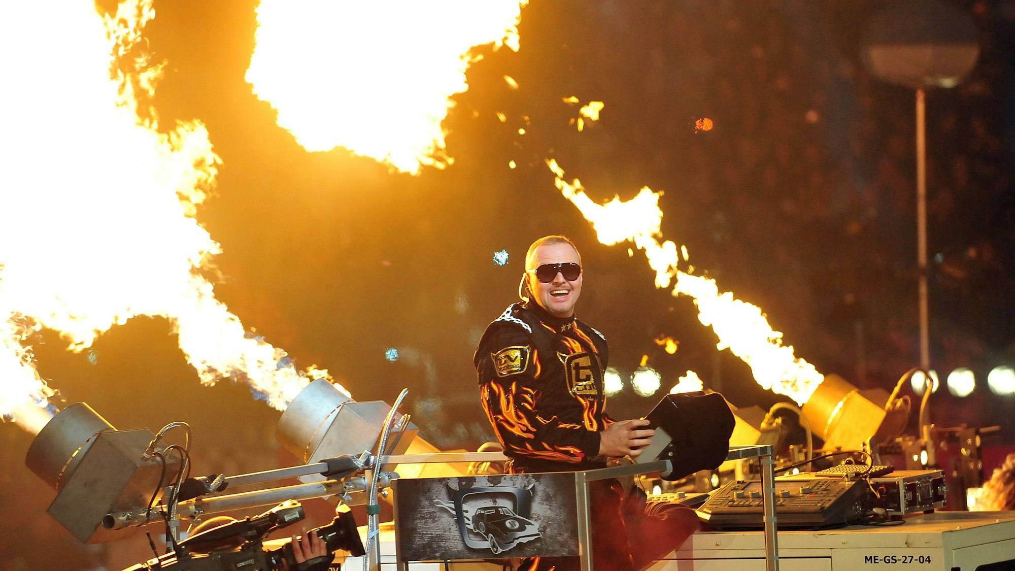 Stefan Raab steht bei der TV Total Stock-Car Crash Challenge auf einem Truck in der Veltins Arena.
