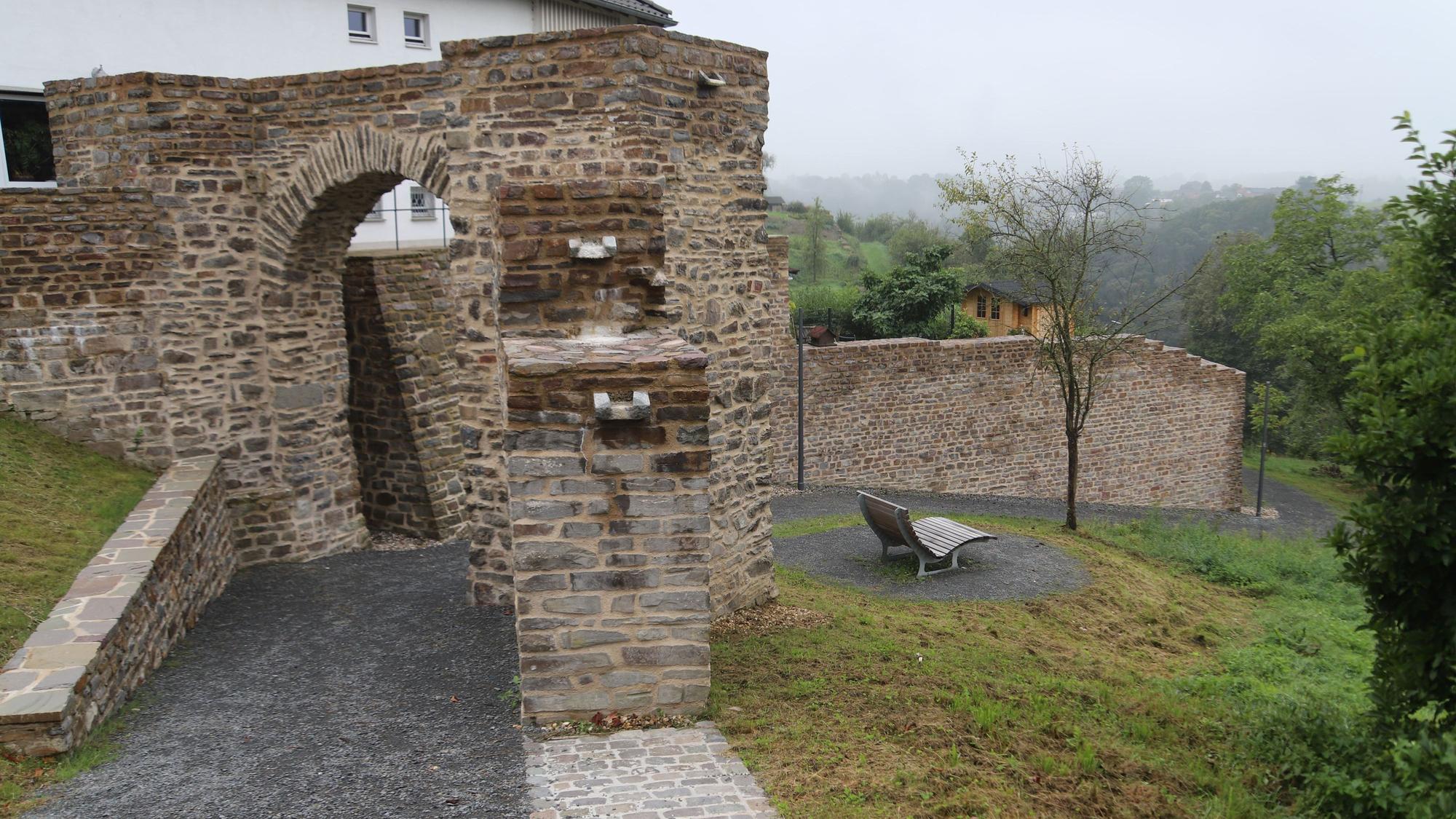 Ein mittelalterliches Tor und Mauerabschnitte wurden schon saniert.