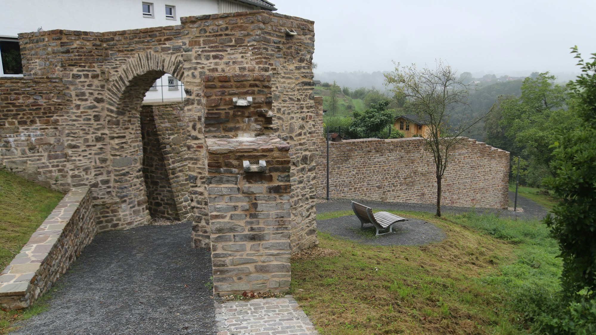 Ein mittelalterliches Tor und Mauerabschnitte wurden schon saniert.