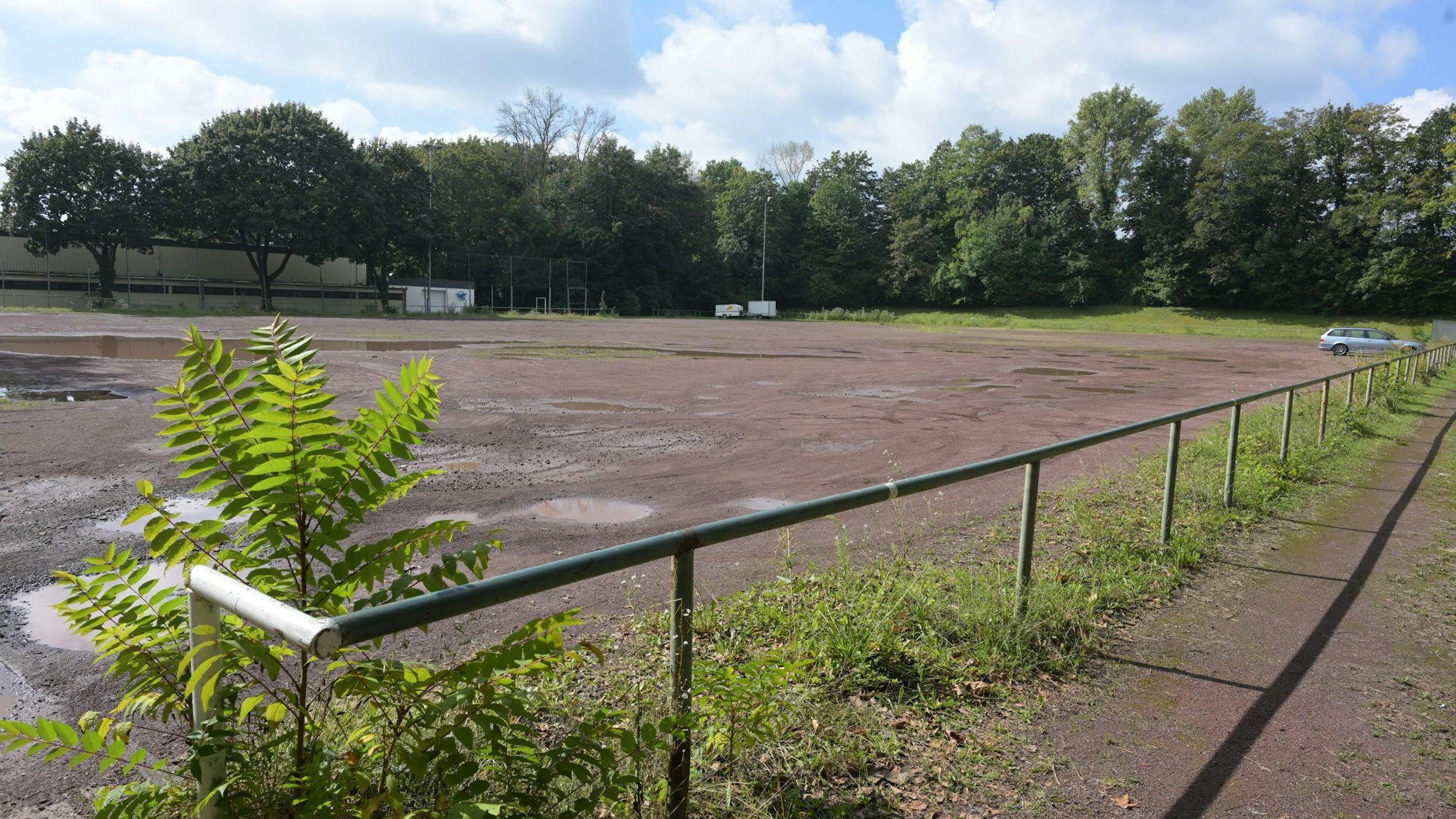 Der Aschenplatz - Sport wird da schon lange nicht betrieben - an der Paffrather Straße ist als Standort für Unterkünfte für Geflüchtete umstritten.