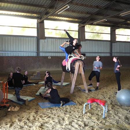 Ein Blick in die Reithalle in Stotzheim, wo die Mädchen und jungen Frauen trainieren.