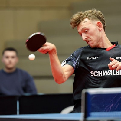 Adrien Rassenfosse, TTC Schwalbe Bergneustadt, kontrolliert den Ball im Match gegen den TTC Zugbrücke Grenzau.