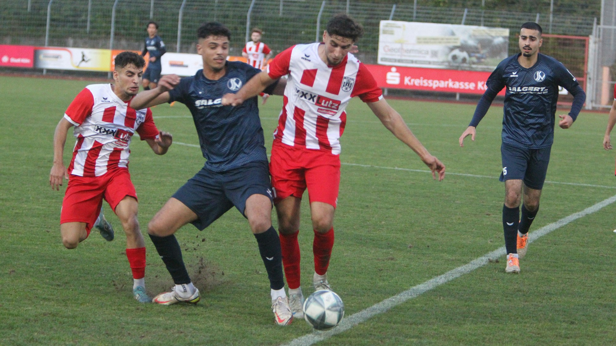 Eine starke Vorstellung zeigten die Siegburger um Ishak Adahchur, hier im Duell mit den Hennefern Mohammed Bouchafrati (rechts) und Shahin Biniazz.