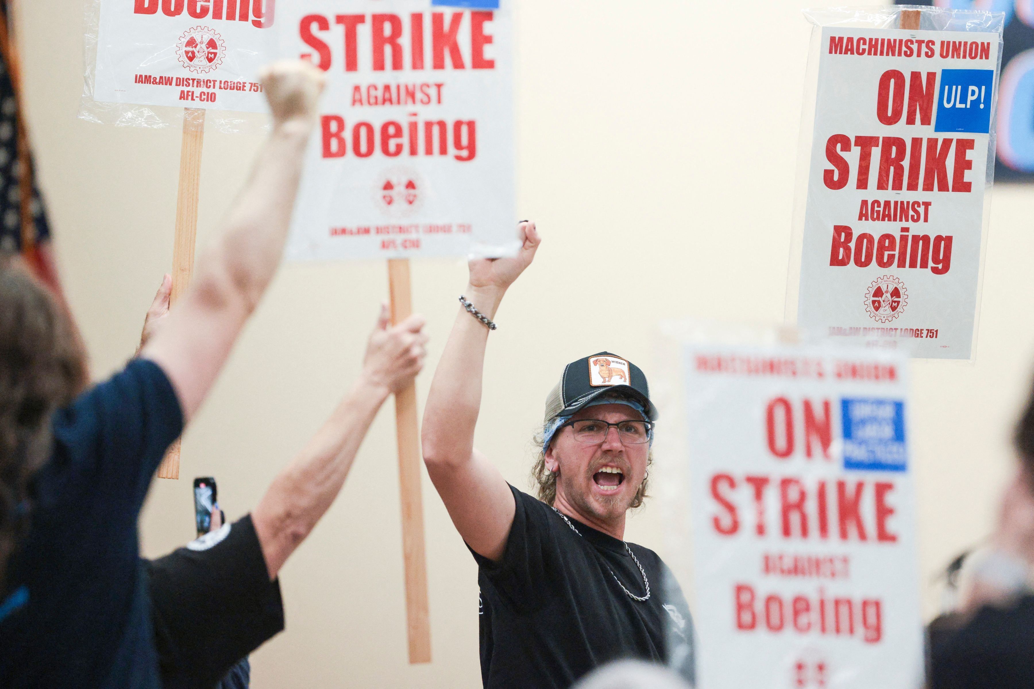 Trotz eines Angebots von 25 Prozent mehr Lohn haben die Mitarbeiter des US-Flugzeugbauers Boeing in den Werken in der Region Seattle mit großer Mehrheit für einen Streik gestimmt.
