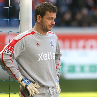 Der Duisburger Torwart Georg Koch ist nach dem Schlusspfiff sichtlich enttäuscht und lehnt am Torpfosten.