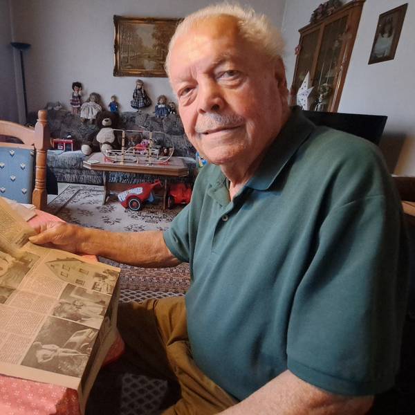 Das Foto zeigt Egon Förster mit einer Zeitung.