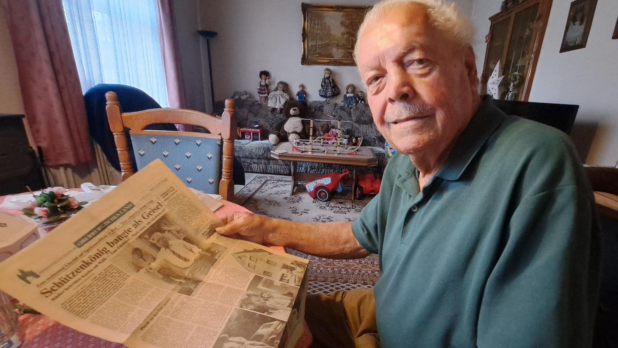 Das Foto zeigt Egon Förster mit einer Zeitung.