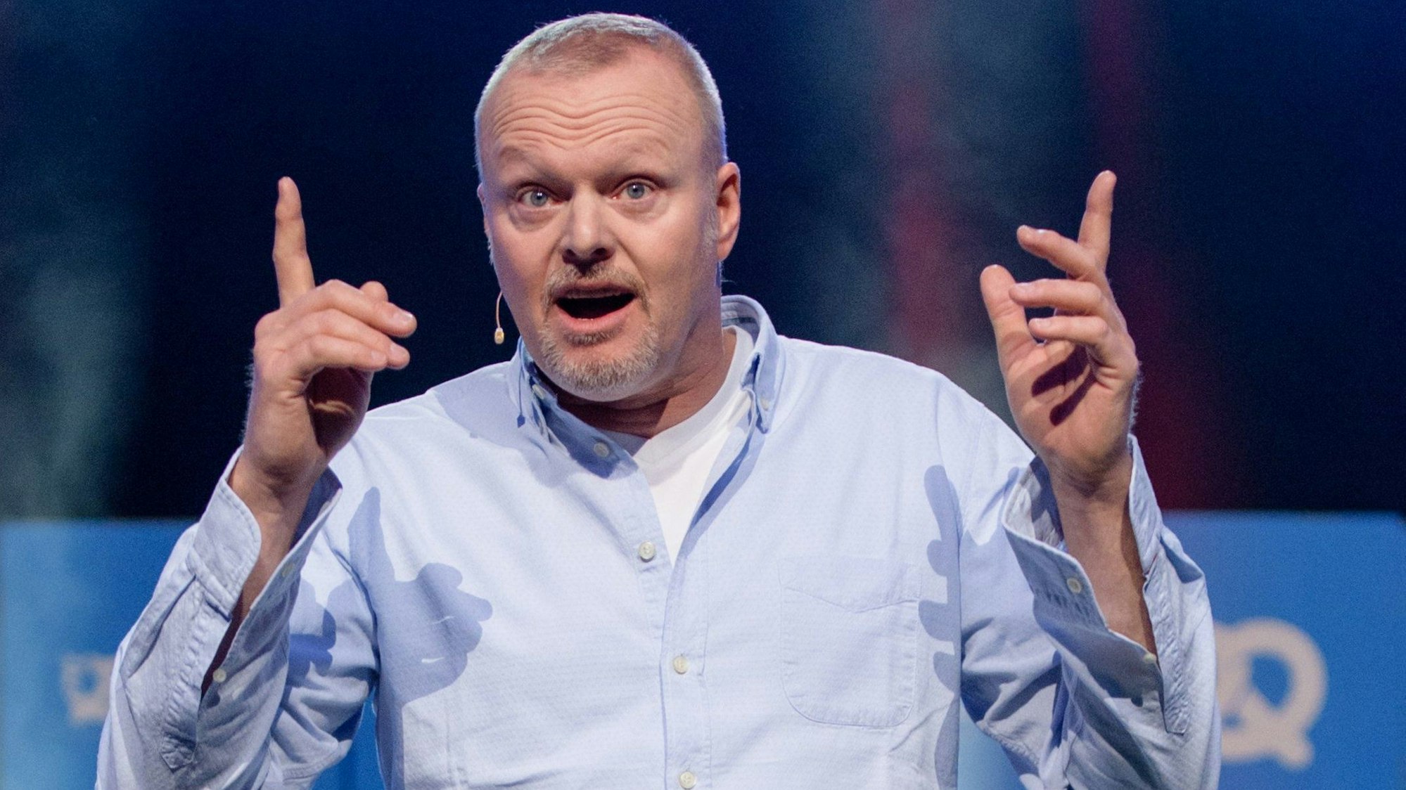 Stefan Raab steht auf der Bühne.