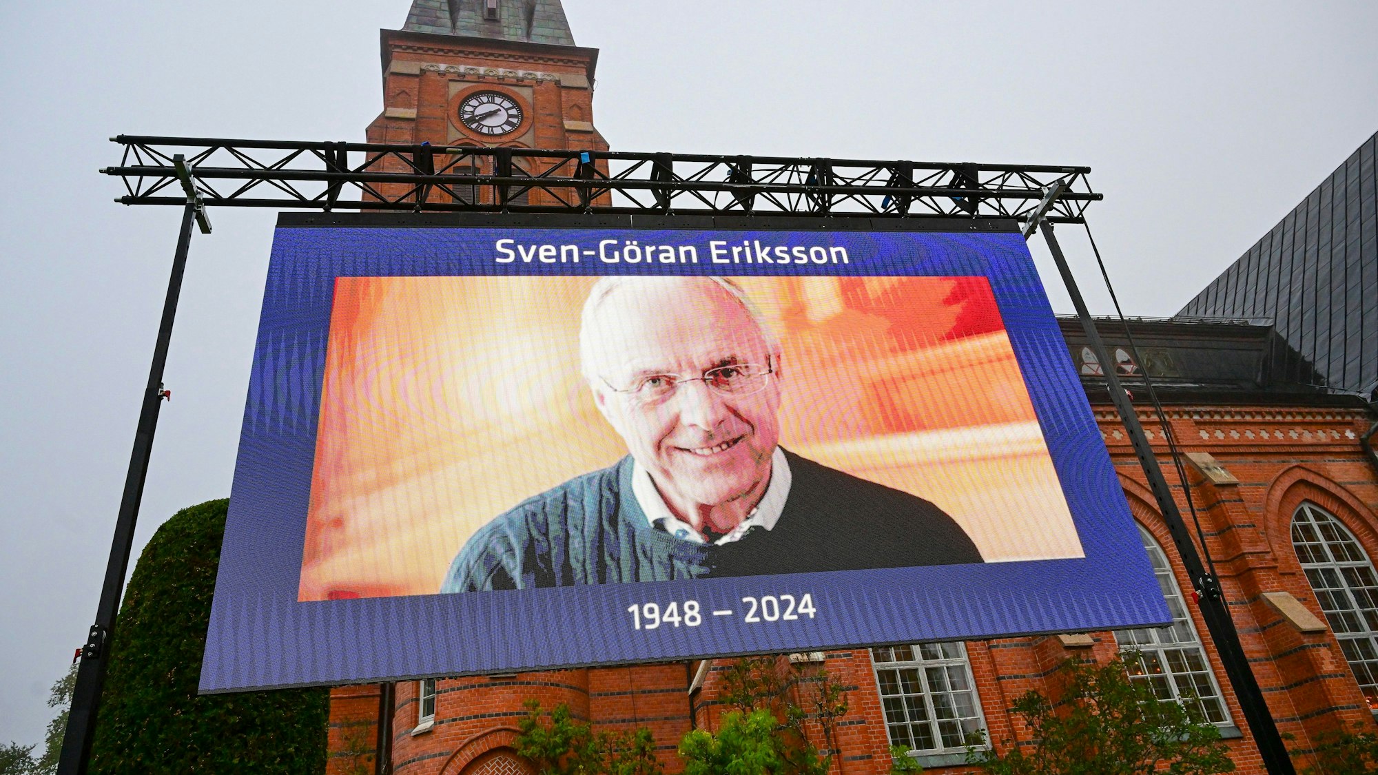 Die Zeremonie wurde außerhalb des Gotteshauses auf einer Leinwand übertragen