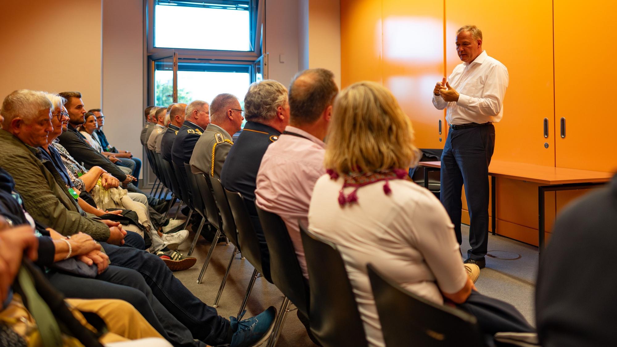 Carsten Brodesser diskutiert mit den Besuchern aus Oberberg.