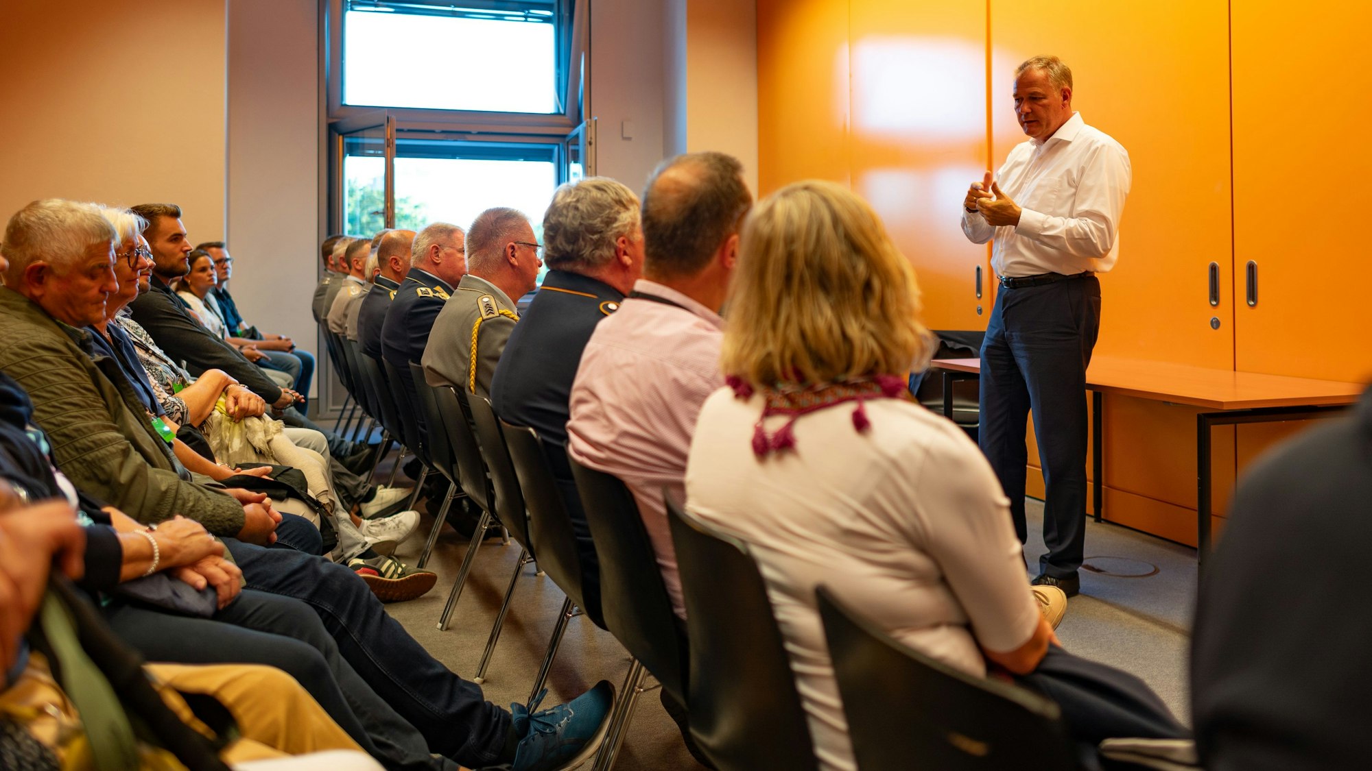Carsten Brodesser diskutiert mit den Besuchern aus Oberberg.