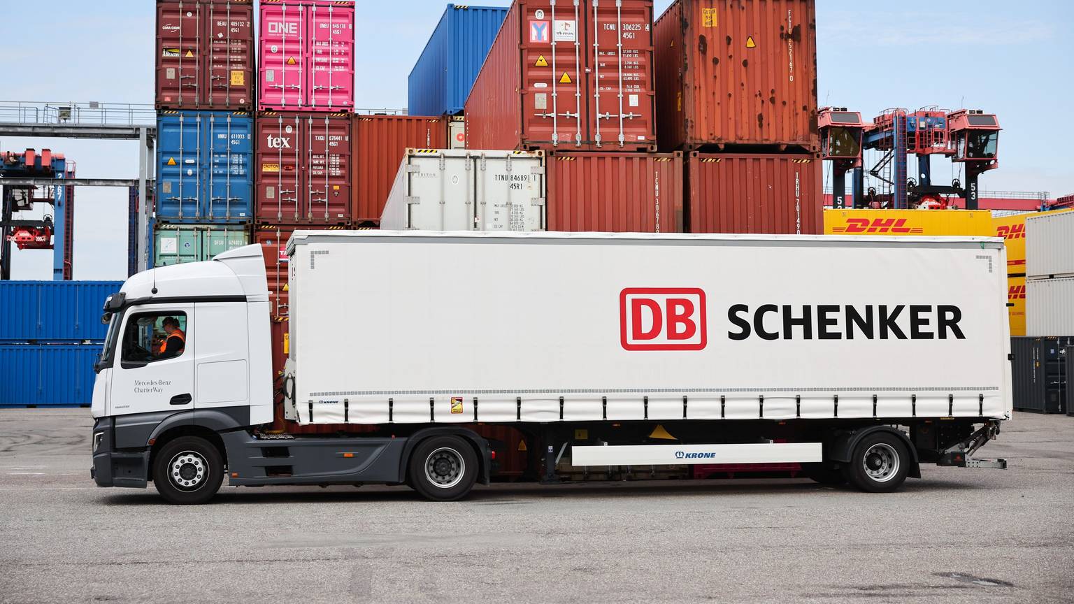 Ein LKW mit dem Firmenlogo ist im DB Schenker Logistikzentrum Hamburger Hafen bei DCP Dettmer Container Packing GmbH im Hamburger Hafen zu sehen.
