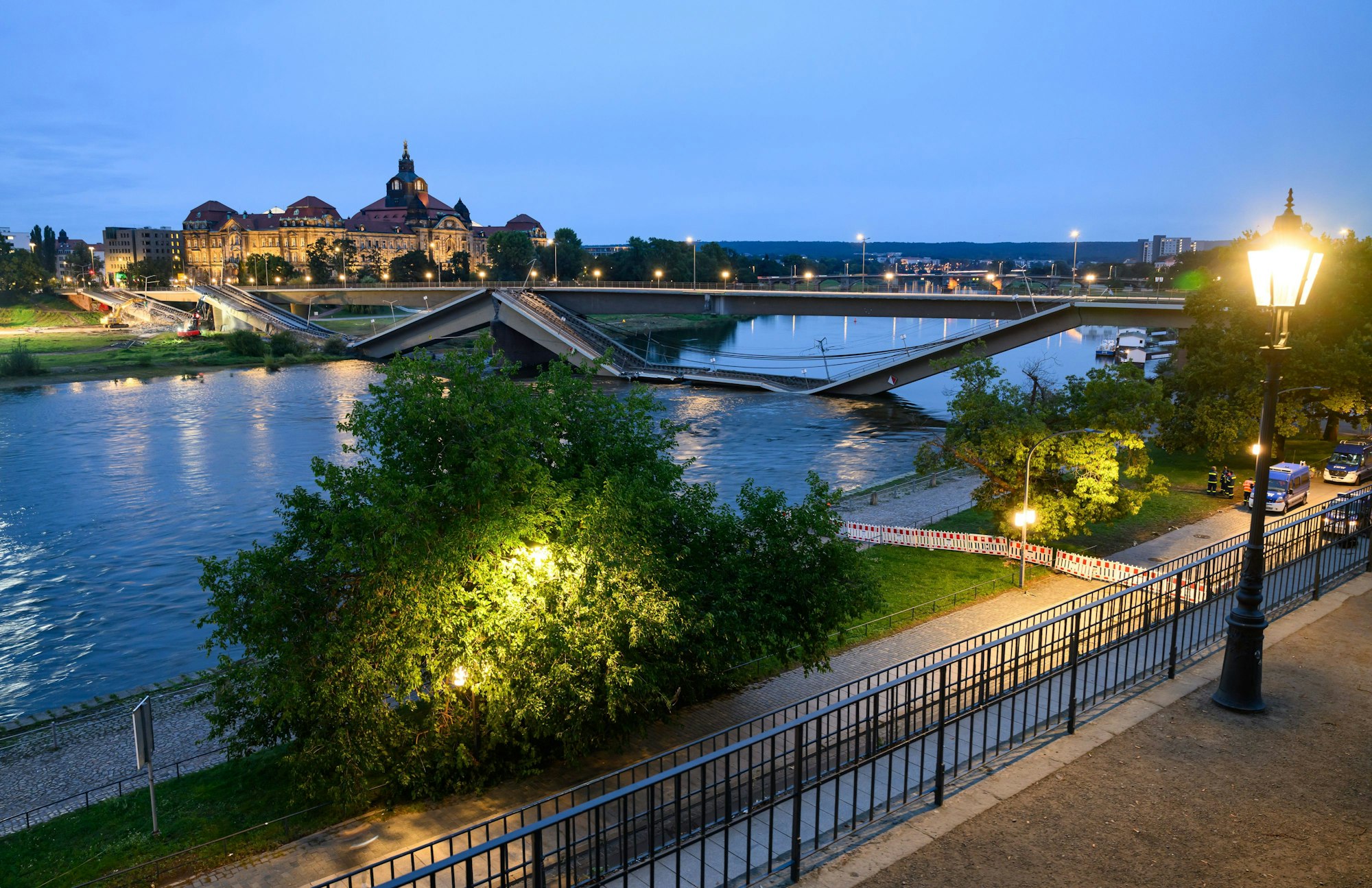 13.09.2024, Sachsen, Dresden: Mit Baggern werden weitere Teile der eingestürzten Carolabrücke abgerissen. Im Zuge von Abrissarbeiten ist ein weiterer Abschnitt der Carolabrücke in Dresden eingebrochen. Es handelt sich um den Brückenstrang mit Straßenbahngleisen, der in der Nacht zum Mittwoch bereits teilweise in die Elbe gestürzt war. Foto: Robert Michael/dpa +++ dpa-Bildfunk +++