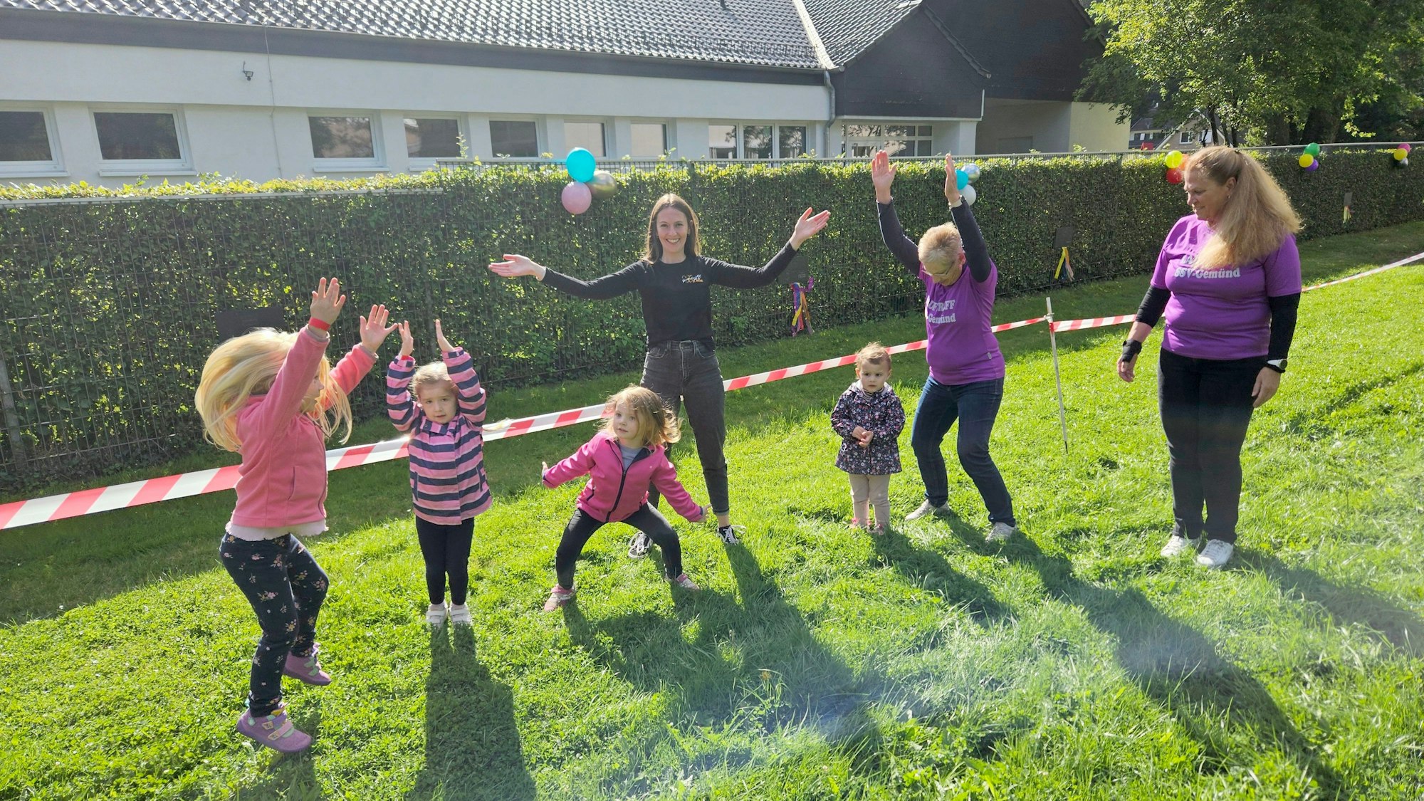Elena Ronig, Lydia Kremer (2. v. r) und Michaela Henrion (r.) hüpfen mit den Kindern.