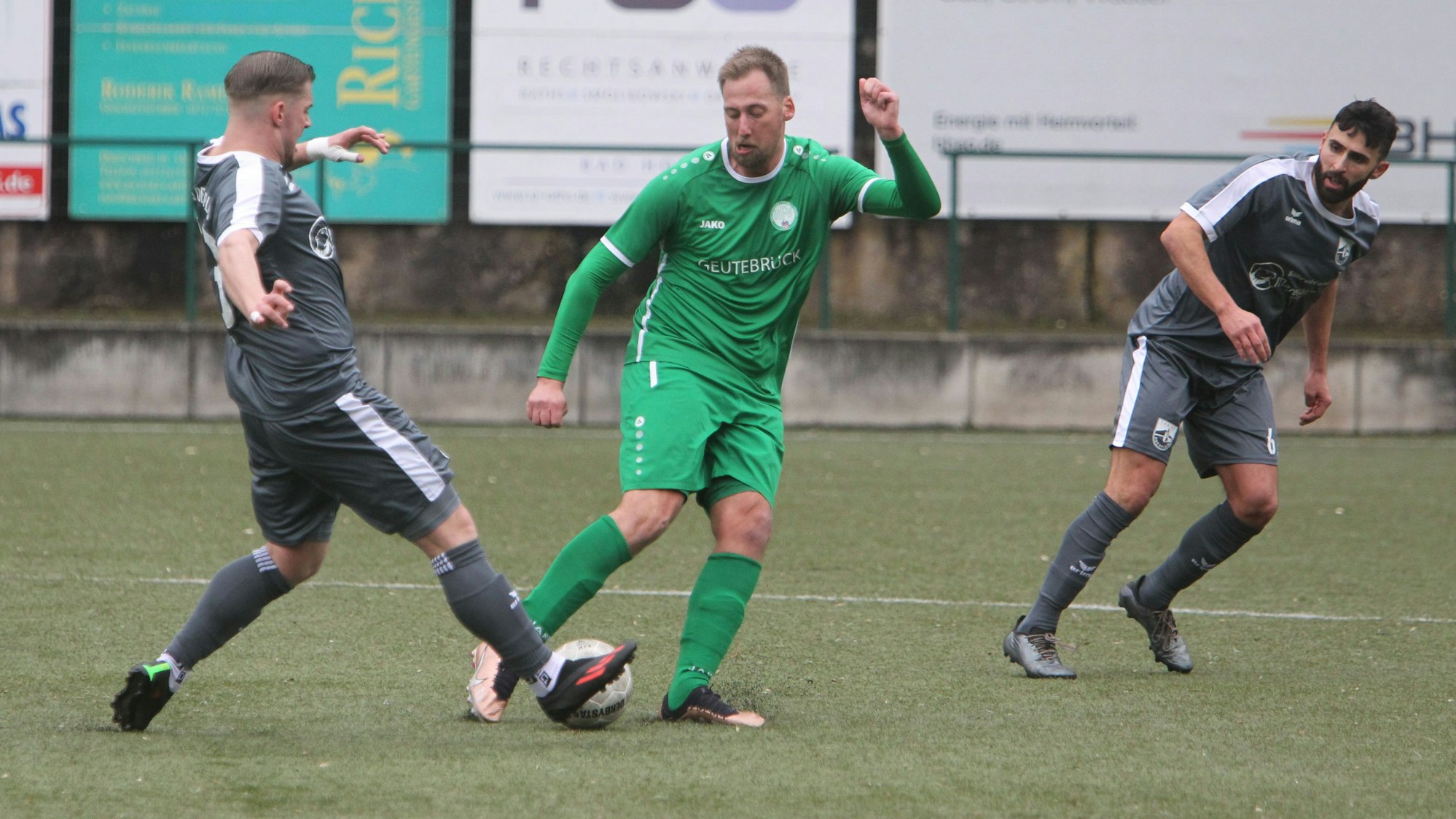 Bittere Diagnosen: Honnefs Parco Poetes (rechts) fällt mit einem Wadenbeinbruch länger aus. Auch Eric Zientz (links) hat es erwischt.